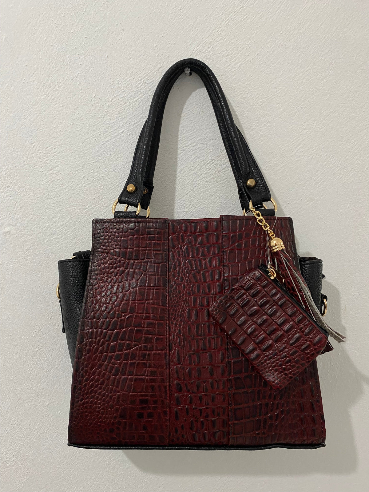 Tote Croc Vino Negro con Monedero colgada vista frontal completa con monedero