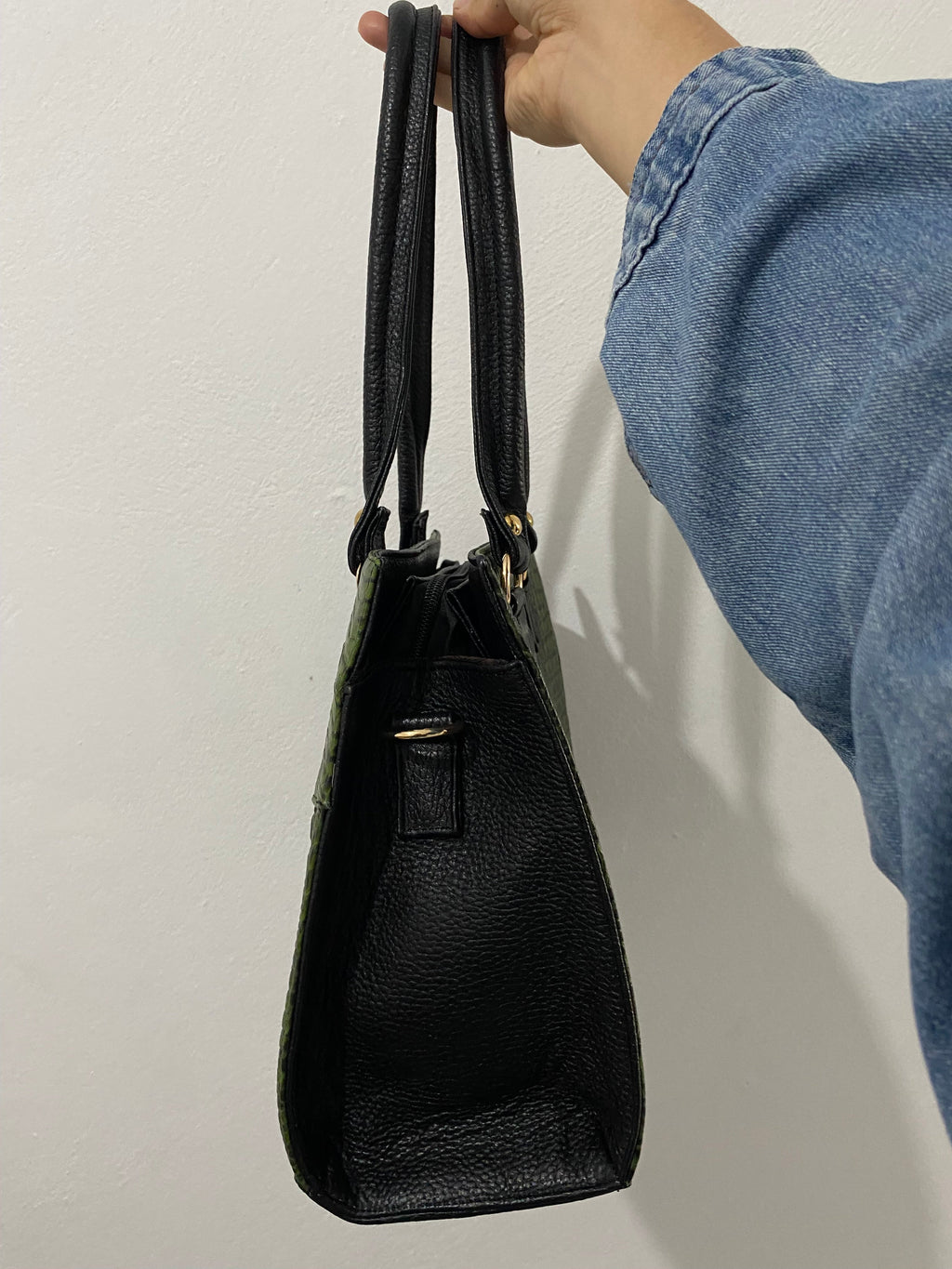 Satchel Croc Ombré Verde Negro vista lateral negra sostenida