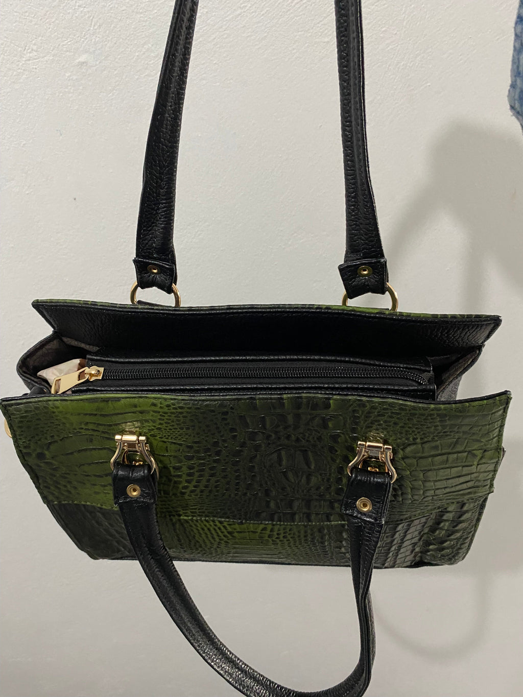 Satchel Croc Ombré Verde Negro vista interior con bolsillo cremallera dorada
