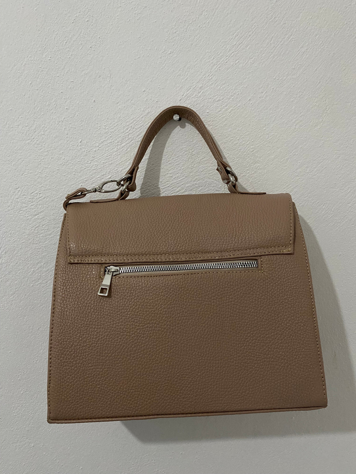 Bolsa Kelly Taupe colgada vista trasera con cremallera plateada