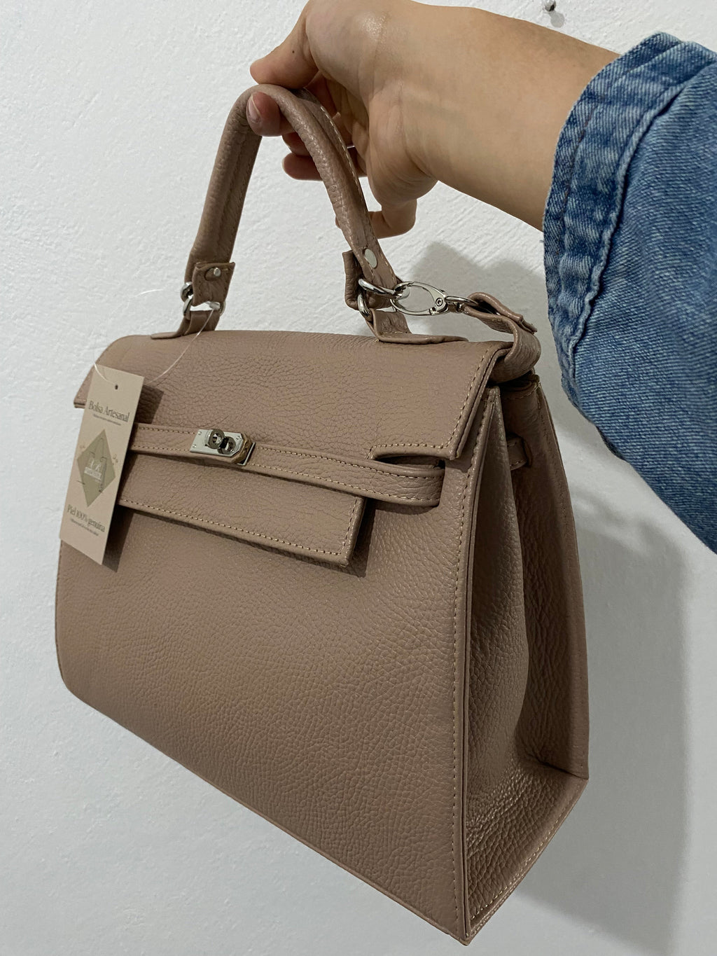 Bolsa Kelly Taupe vista lateral con etiqueta piel genuina