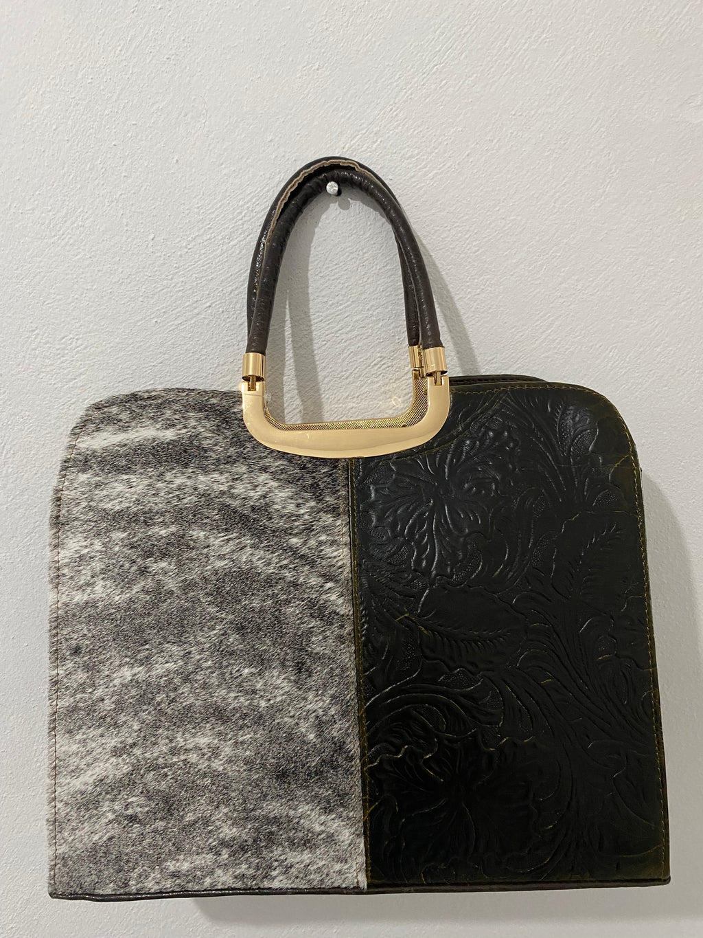 Bolsa artesanal de piel negra repujada frontal