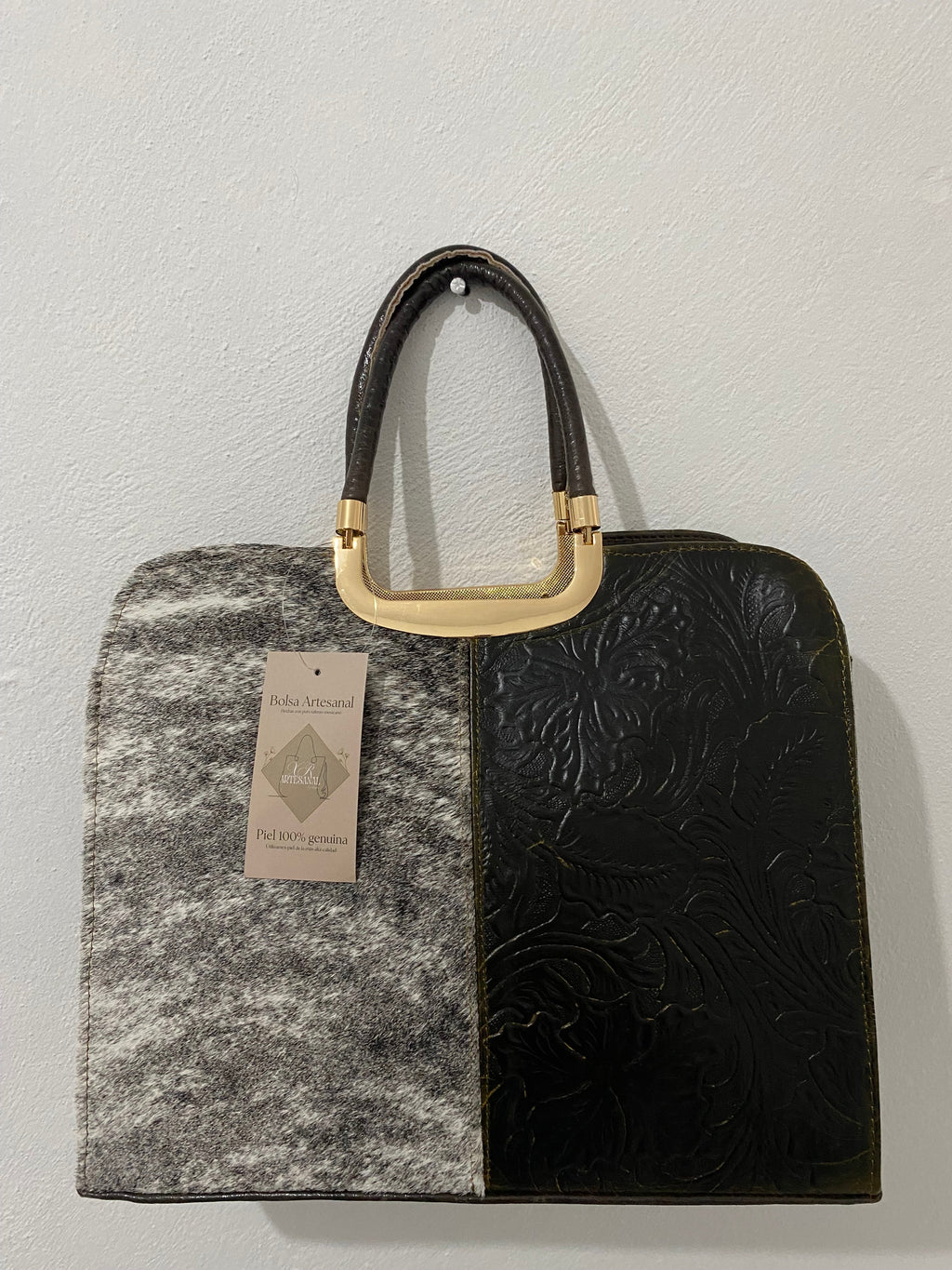 Bolsa artesanal de piel vista frontal con modelo