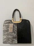 Bolsa artesanal de piel vista frontal con modelo