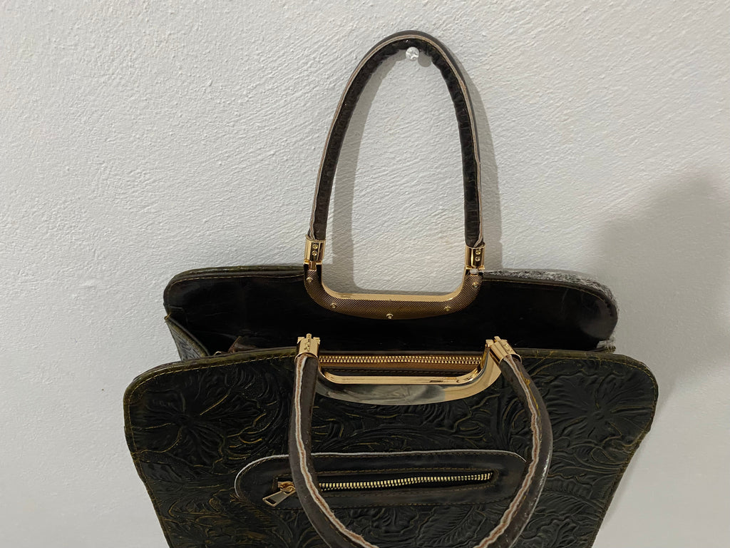 Bolsa artesanal de piel con modelo lateral