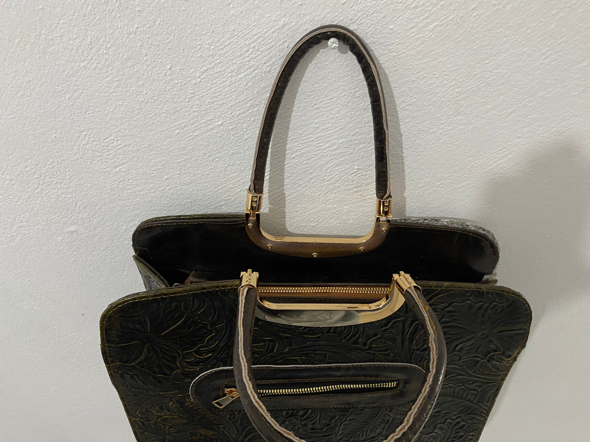 Bolsa artesanal de piel con modelo lateral