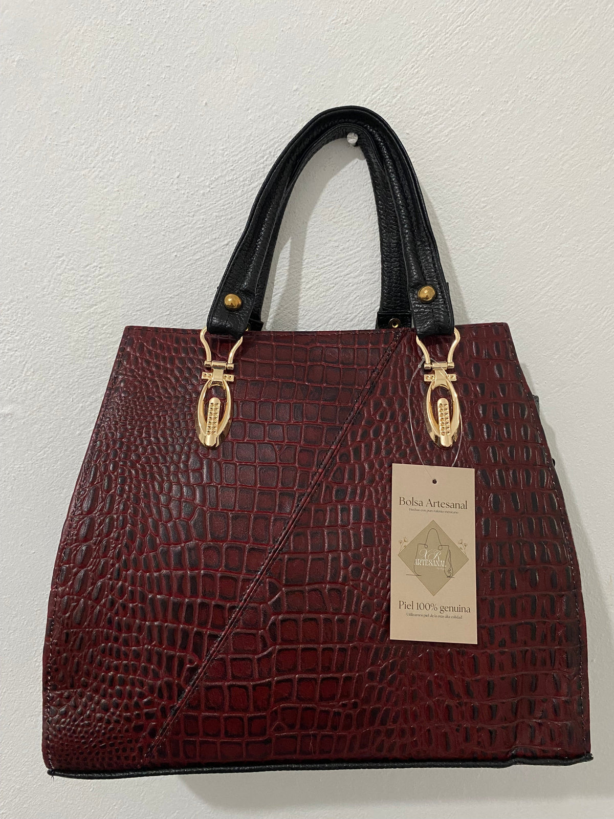 Handbag Croc Vino Herrajes Dorados colgada vista frontal completa con etiqueta piel genuina