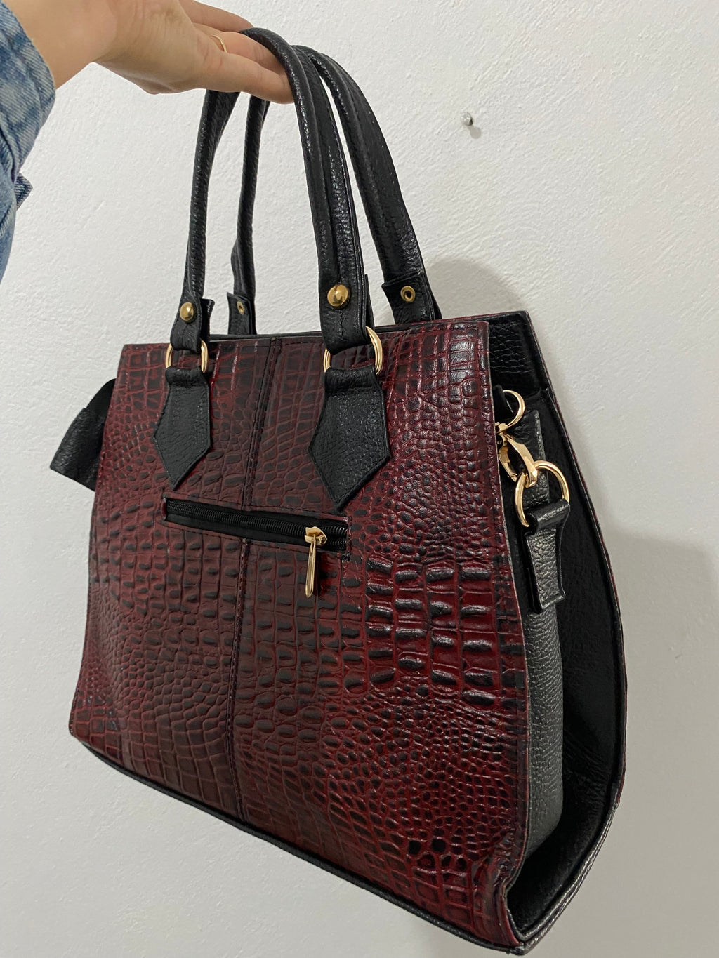 Handbag Croc Vino Herrajes Dorados vista lateral con bolsillo cremallera y correa