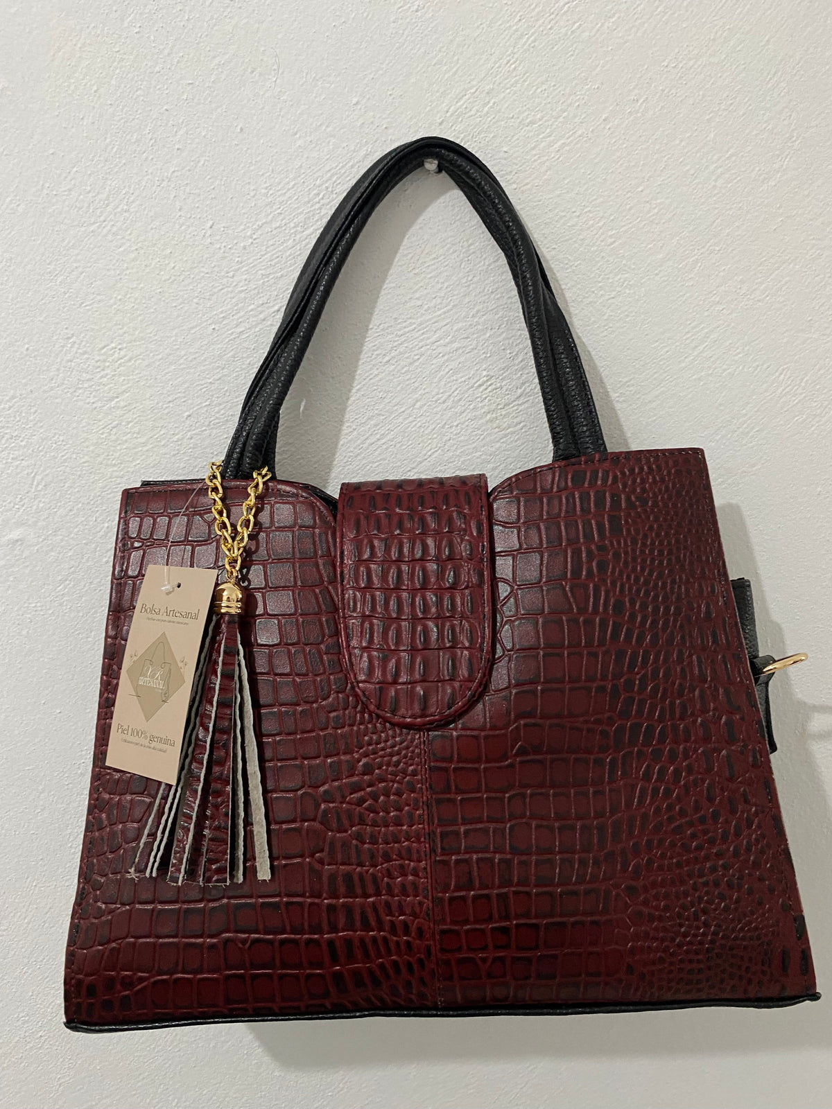Handbag Croc Vino Negro con modelo detalle borla cadena dorada