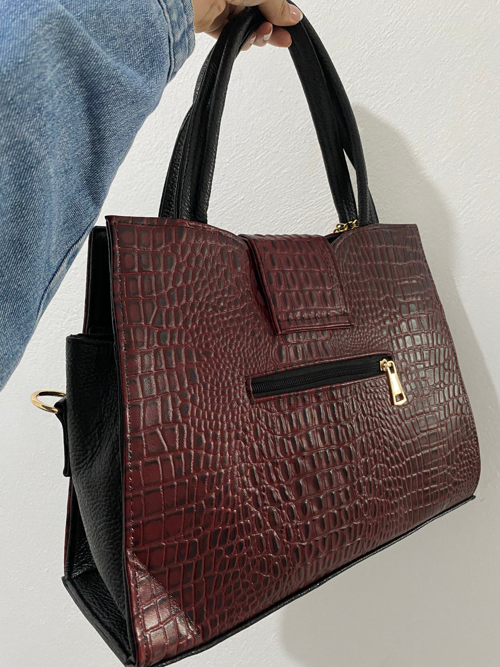 Handbag Croc Vino Negro sostenida vista trasera con bolsillo cremallera