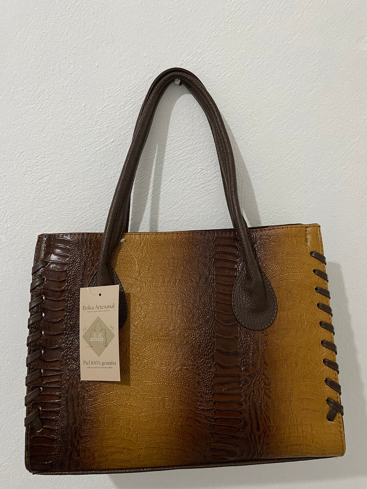 Bolsa Tote Croc Ombré Mostaza colgada vista frontal con etiqueta artesanal
