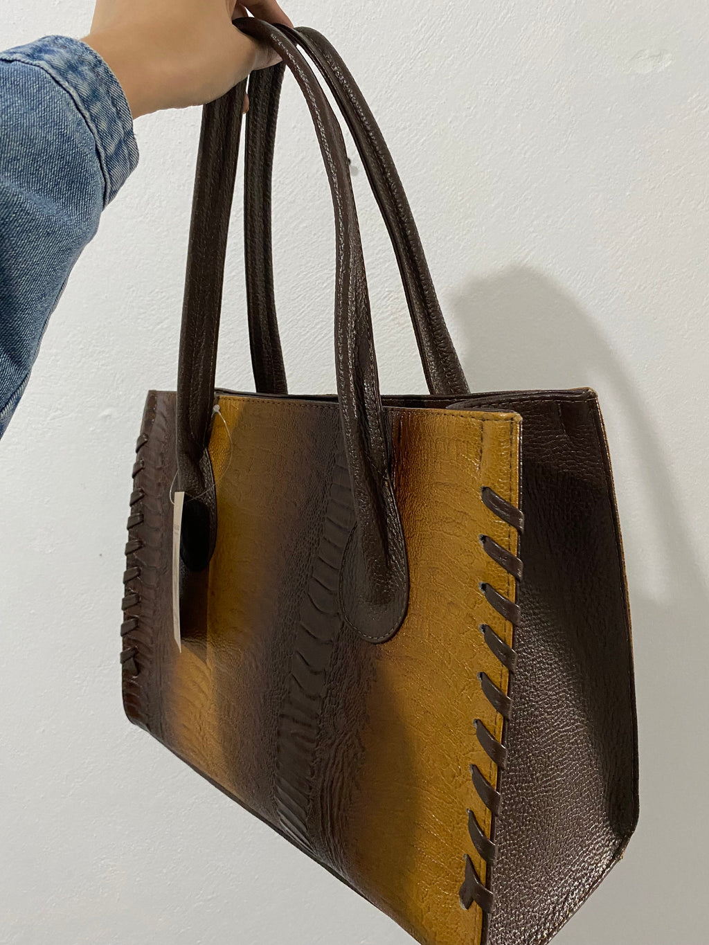 Bolsa Tote Croc Ombré Mostaza vista lateral sostenida mostrando costuras trenzadas