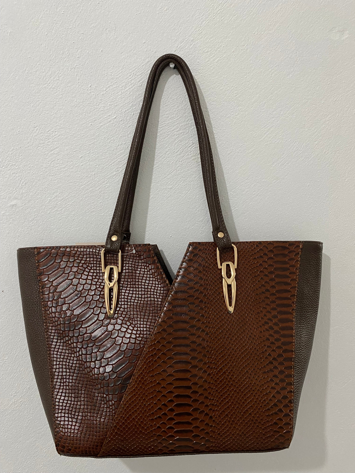 Bolsa Tote V Python Cognac colgada vista frontal completa
