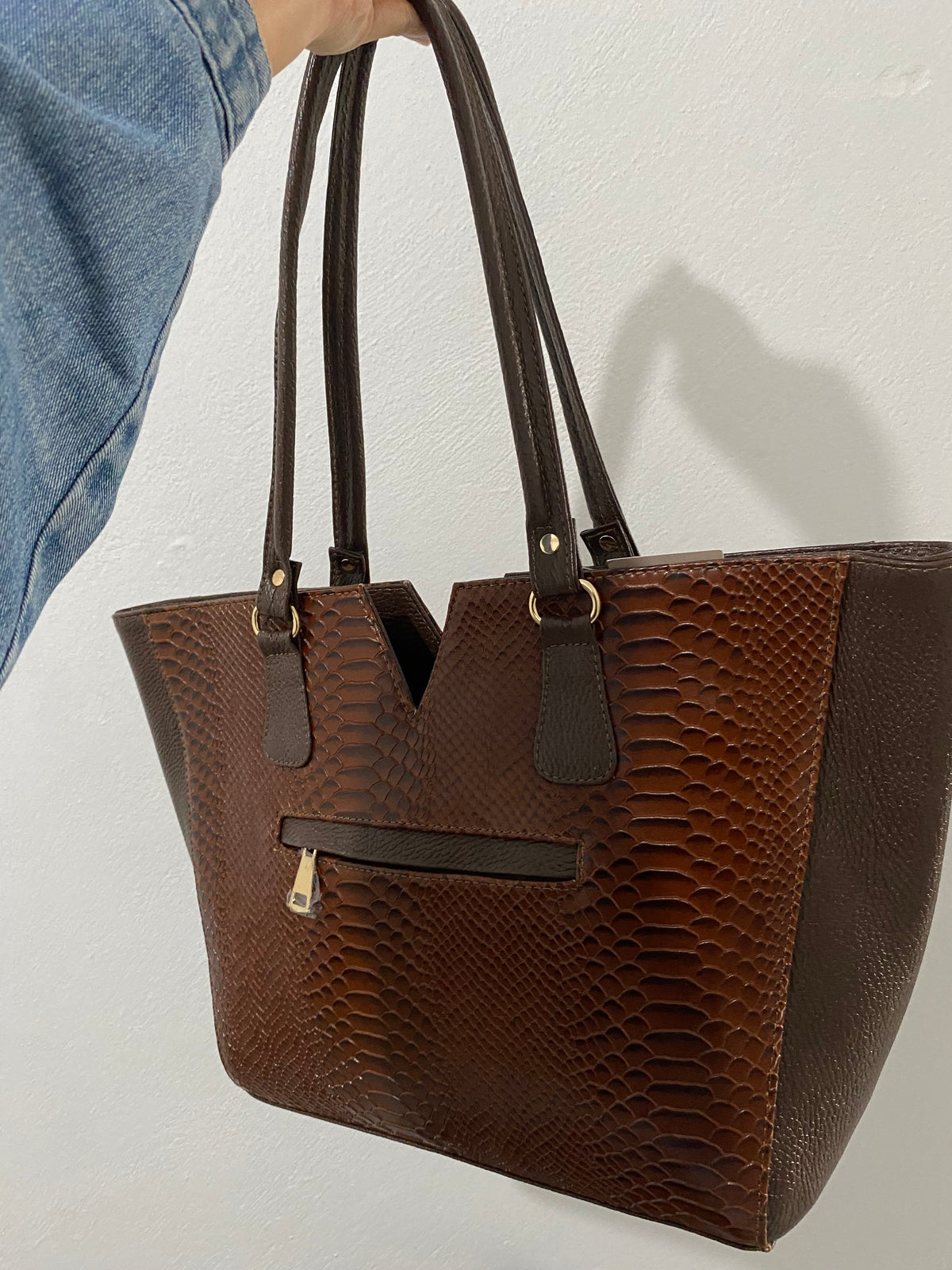 Bolsa Tote V Python Cognac vista trasera con bolsillo cremallera
