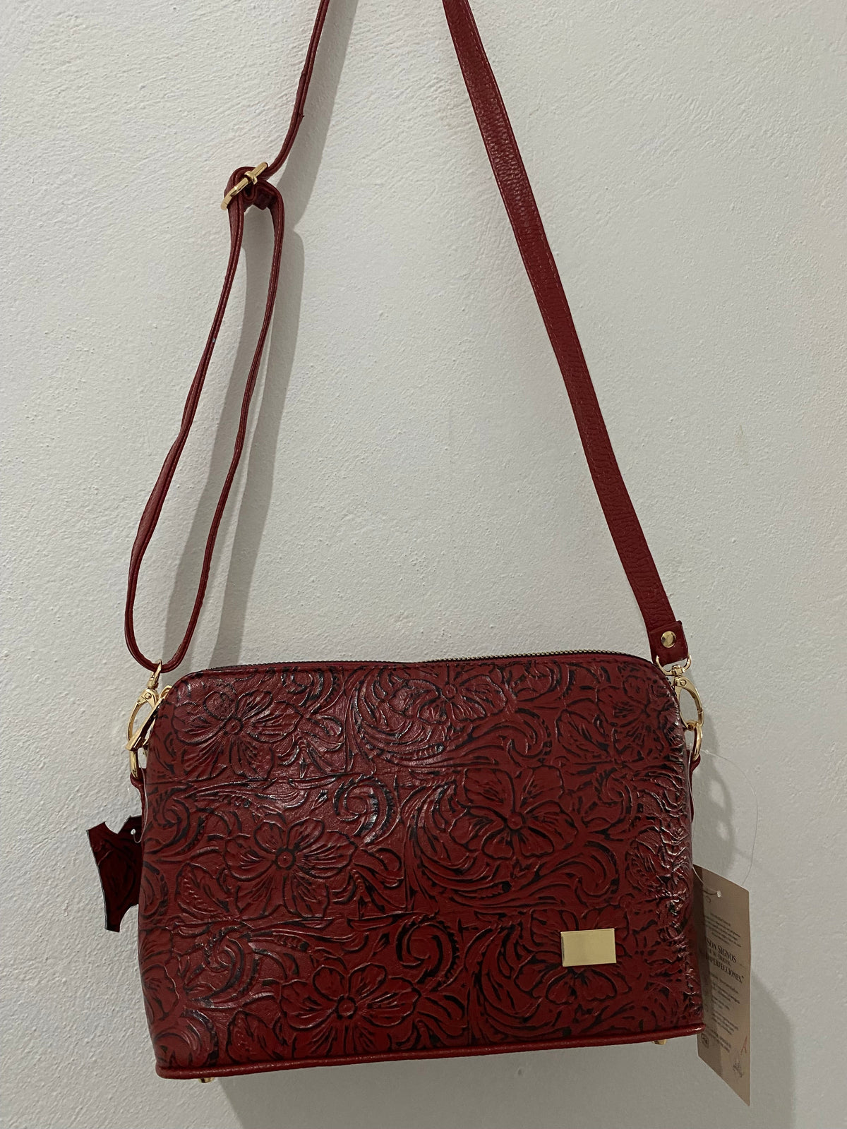 Crossbody Floral Vino colgada vista frontal completa con etiqueta