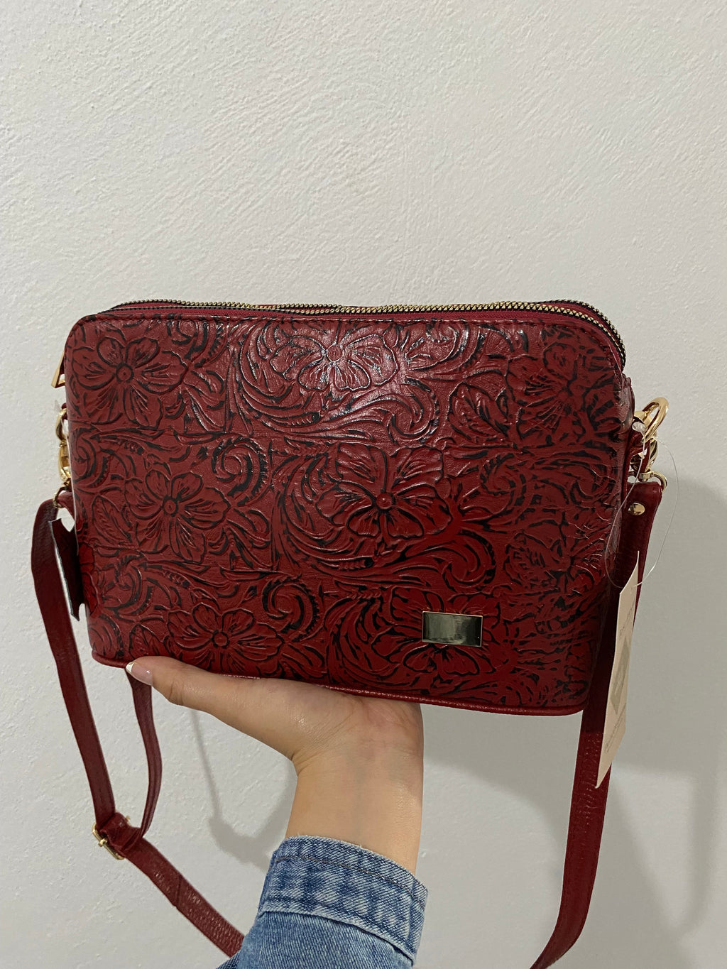 Crossbody Floral Vino sostenida vista frontal completa detalle doble cremallera