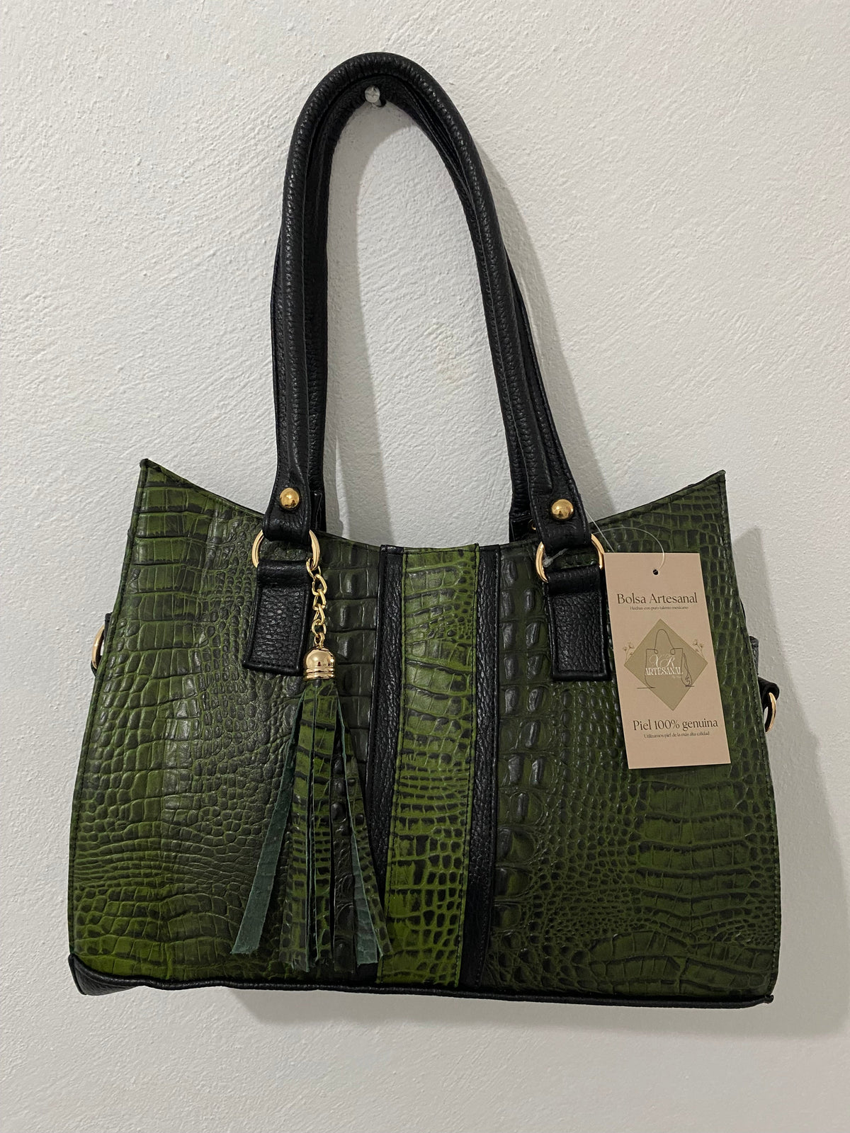 Bolsa Tote Croc Bicolor Verde Negro colgada vista frontal con etiqueta piel genuina