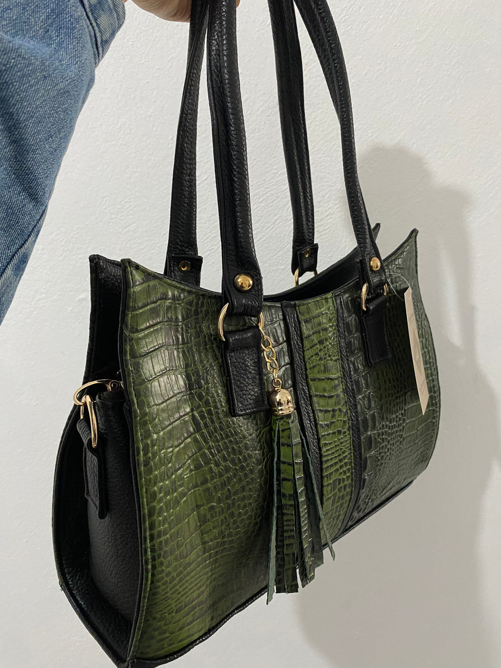 Bolsa Tote Croc Bicolor Verde Negro vista lateral con borla triple y correa bandolera