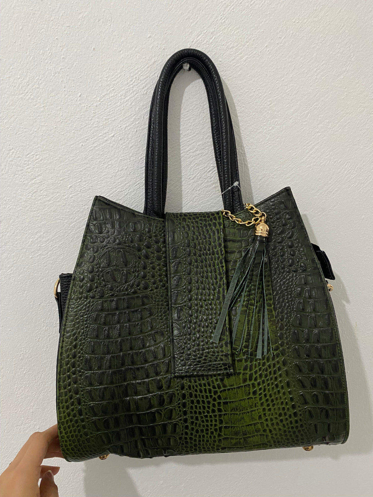 Bolsa Tote Croc Verde Militar colgada vista frontal con borla dorada