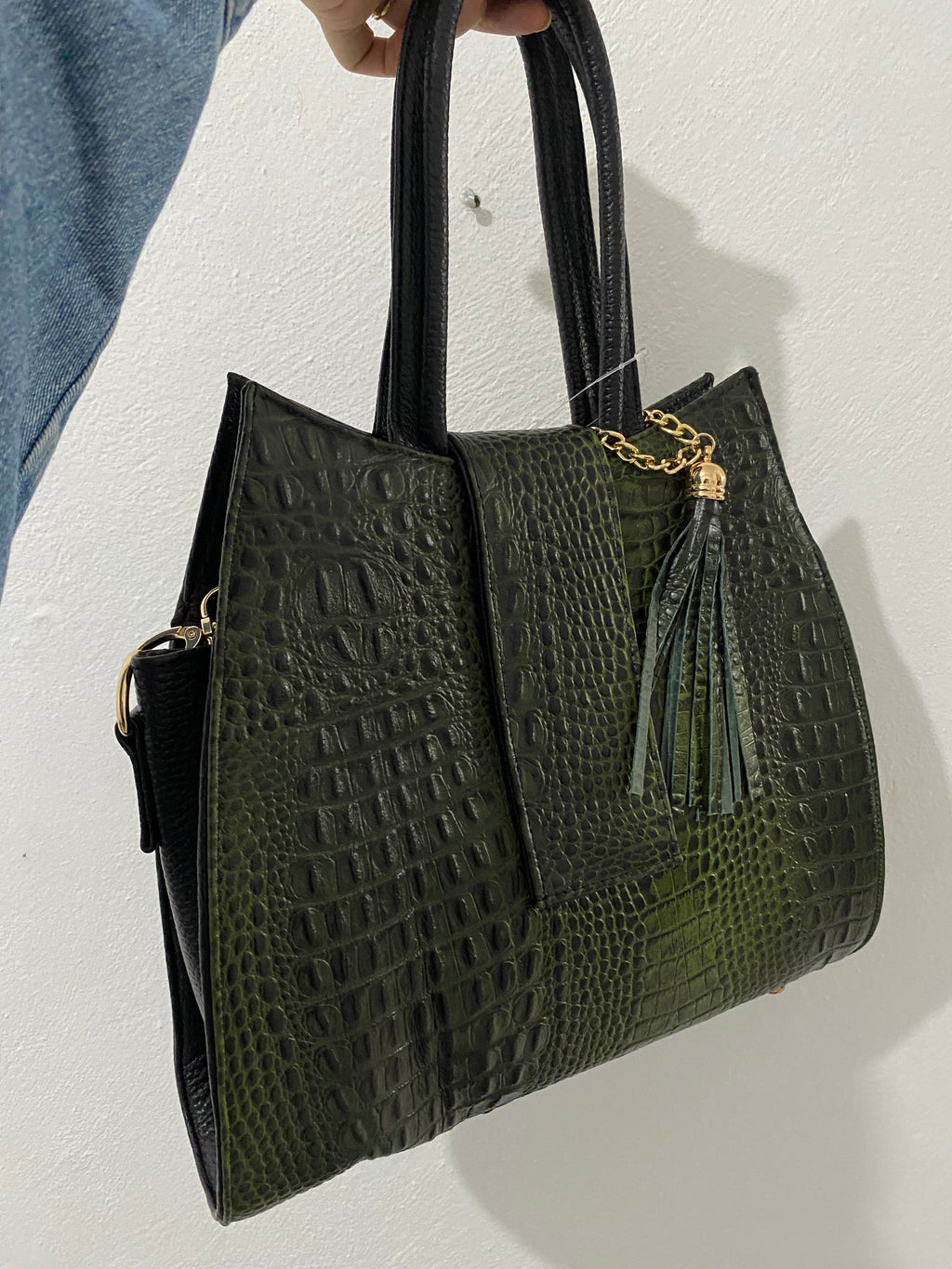 Bolsa Tote Croc Verde Militar vista lateral sostenida mostrando correa bandolera