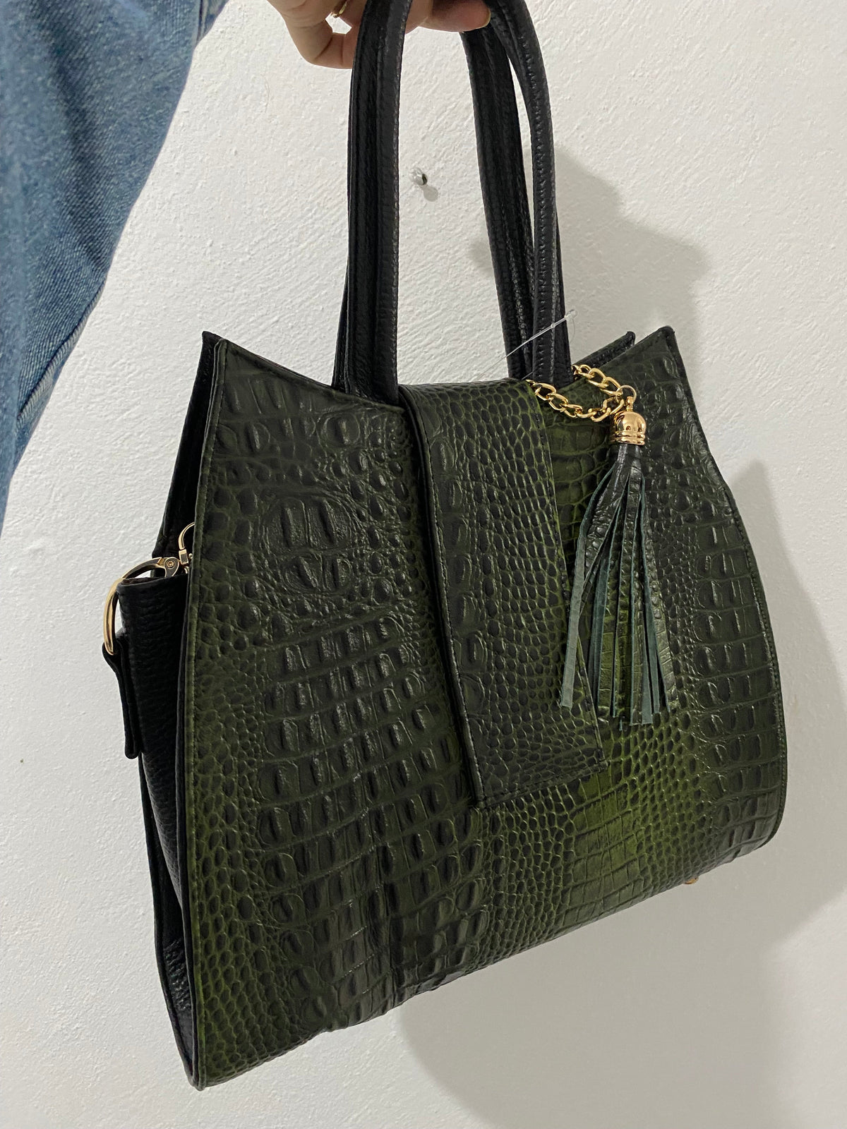 Bolsa Tote Croc Verde Militar vista lateral sostenida mostrando correa bandolera