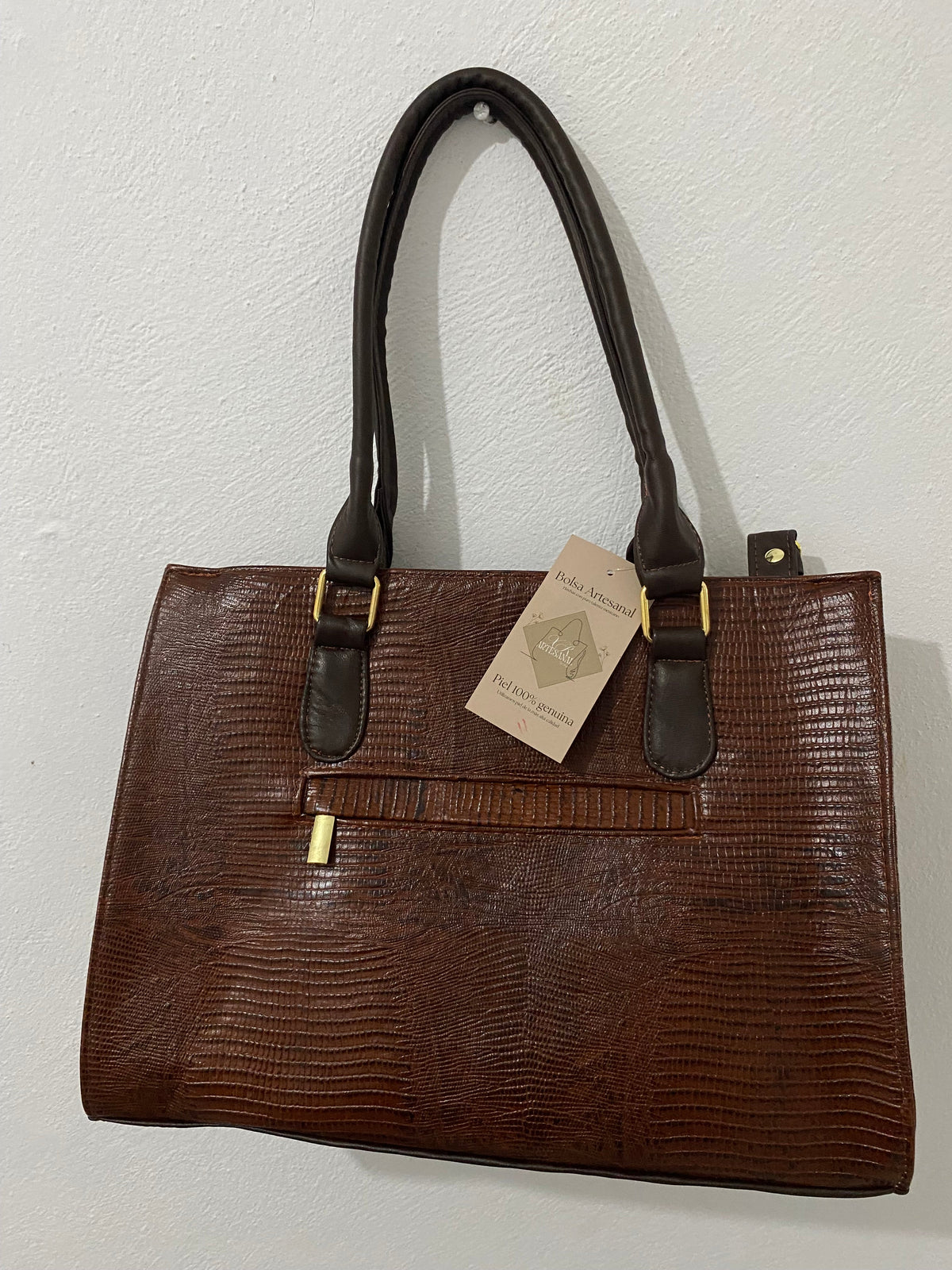Work Bag Lagarto Cognac colgada vista frontal con etiqueta piel genuina