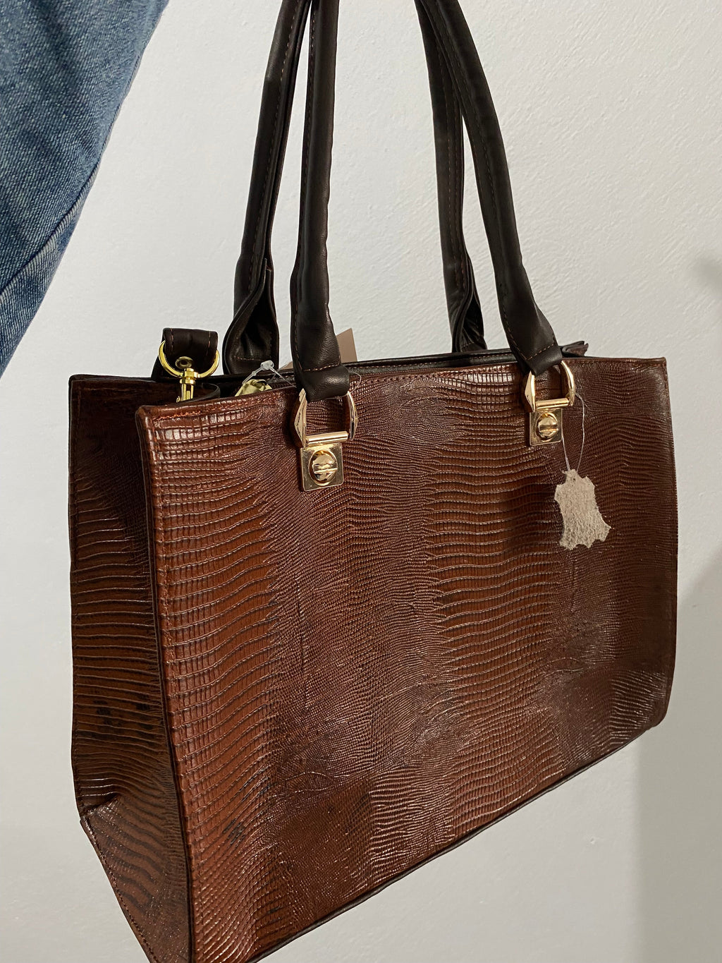 Work Bag Lagarto Cognac colgada vista lateral con etiqueta