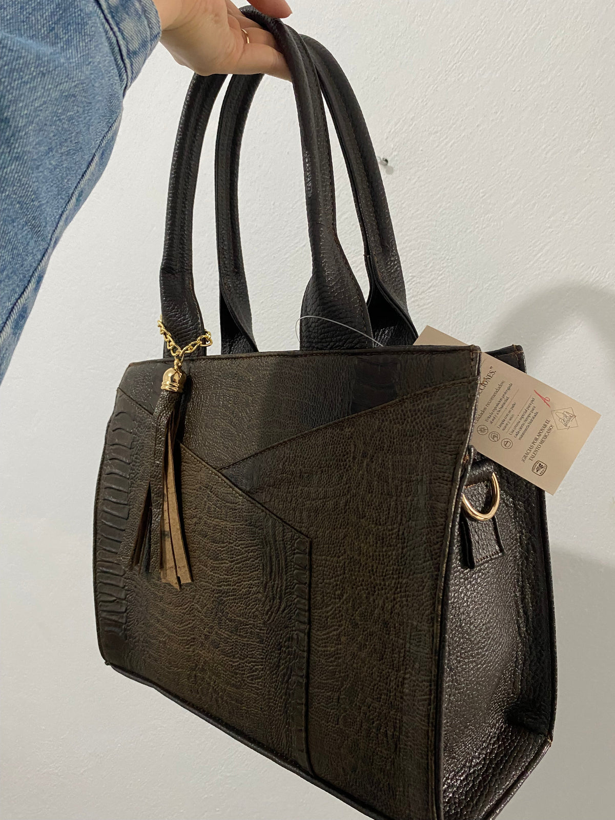 Bolsa Satchel Croc Khaki vista lateral con etiqueta piel genuina