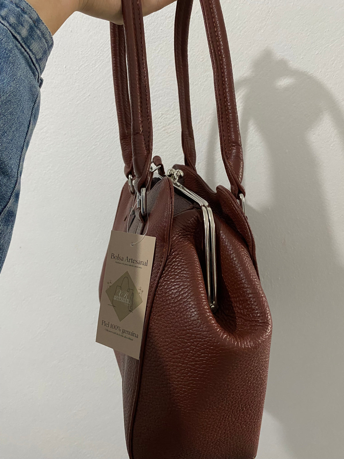 Handbag Retro Café Cognac Kiss Lock vista lateral derecha detalle marco metálico plateado y etiqueta