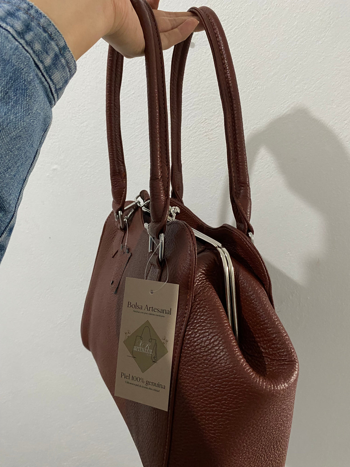 Handbag Retro Café Cognac Kiss Lock vista lateral izquierda detalle estructura y correa bandolera