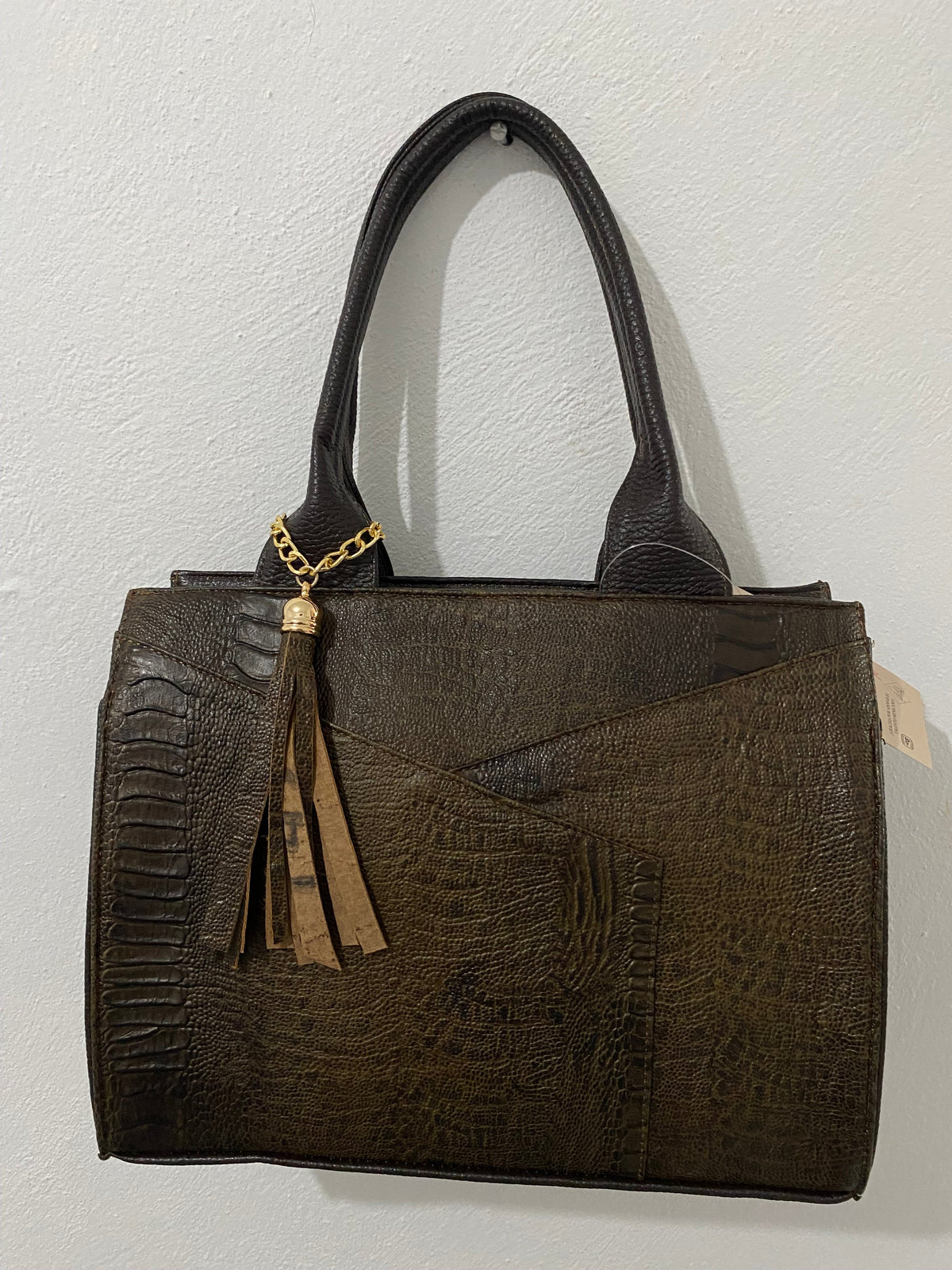 Bolsa Satchel Croc Khaki colgada vista frontal con borla dorada