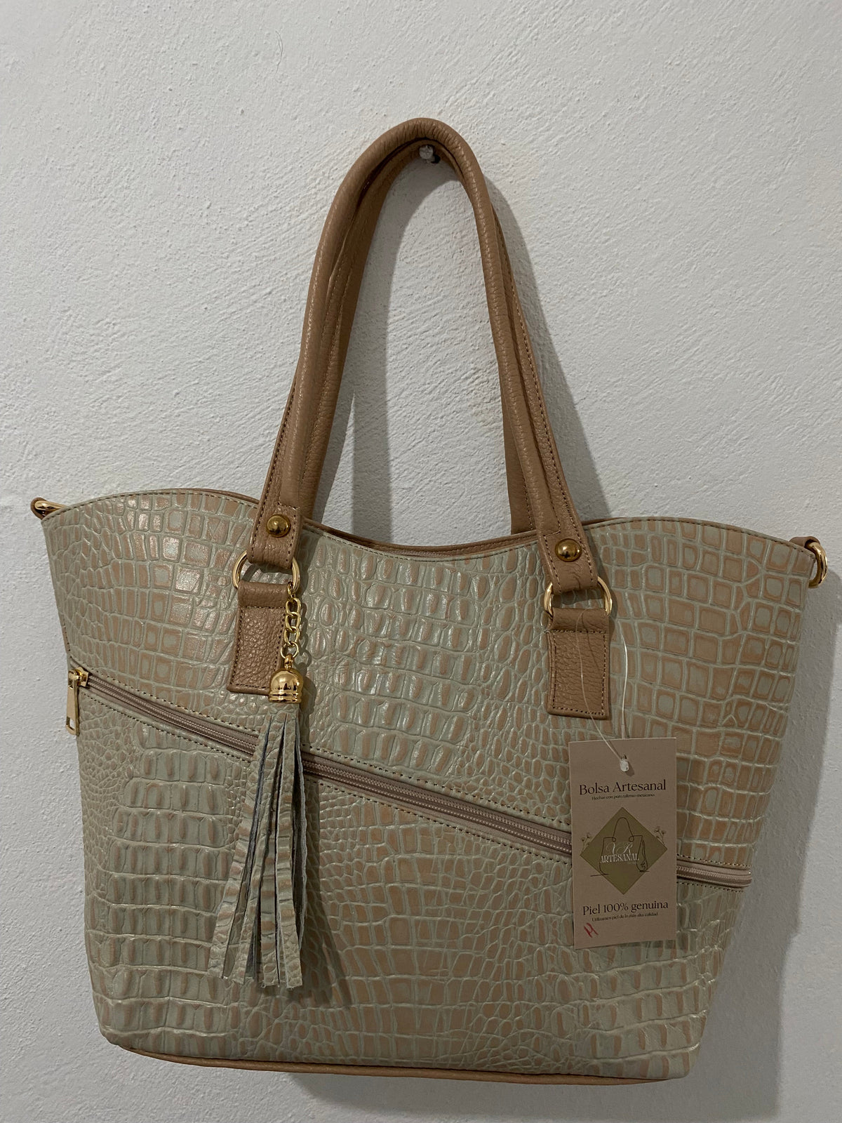 Bolsa Tote Croc Champagne colgada en pared vista completa