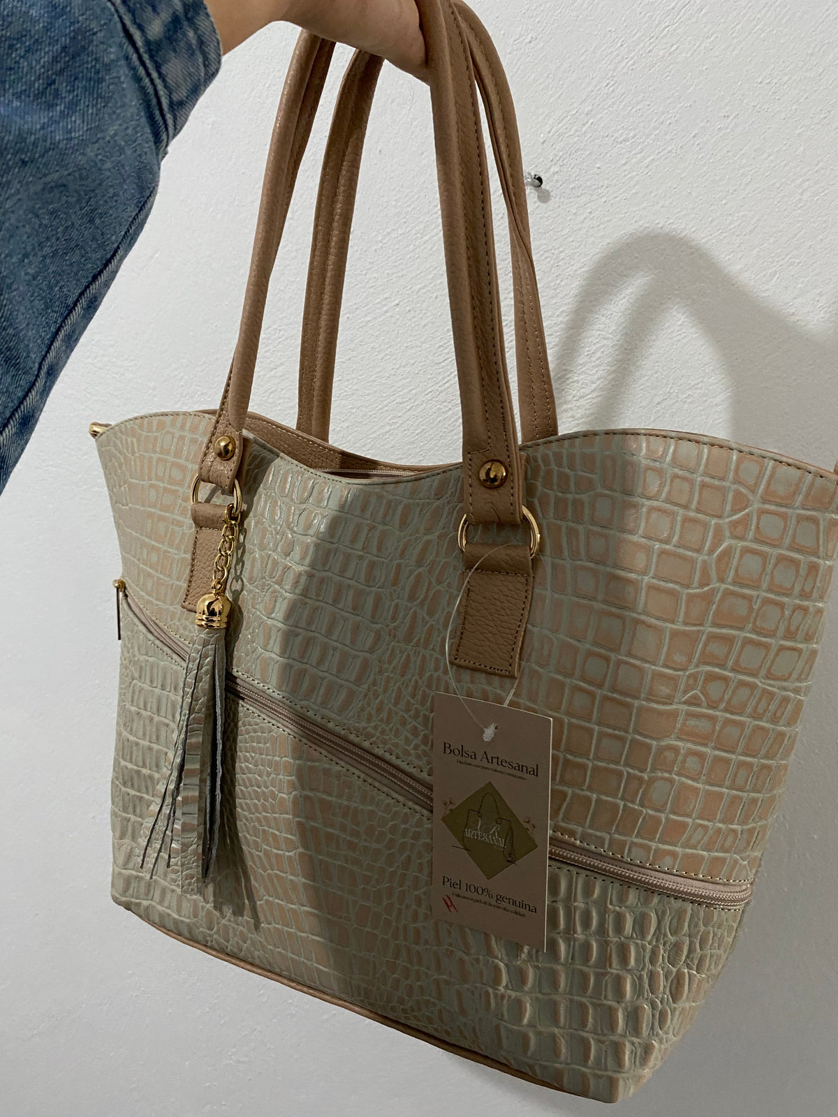 Bolsa Tote Croc Champagne con modelo vista frontal sosteniendo