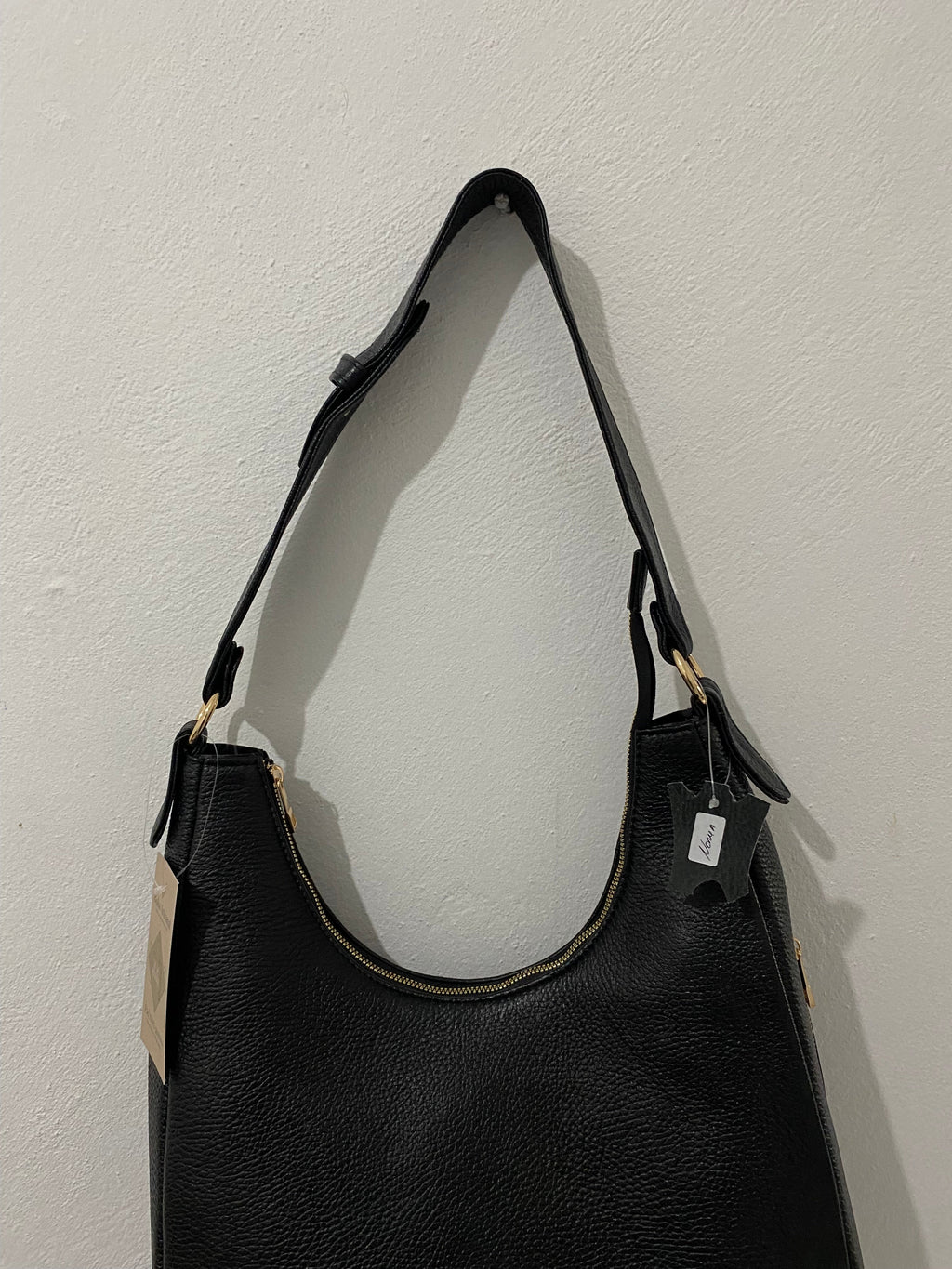Bolsa Hobo Noir colgada vista frontal con etiqueta