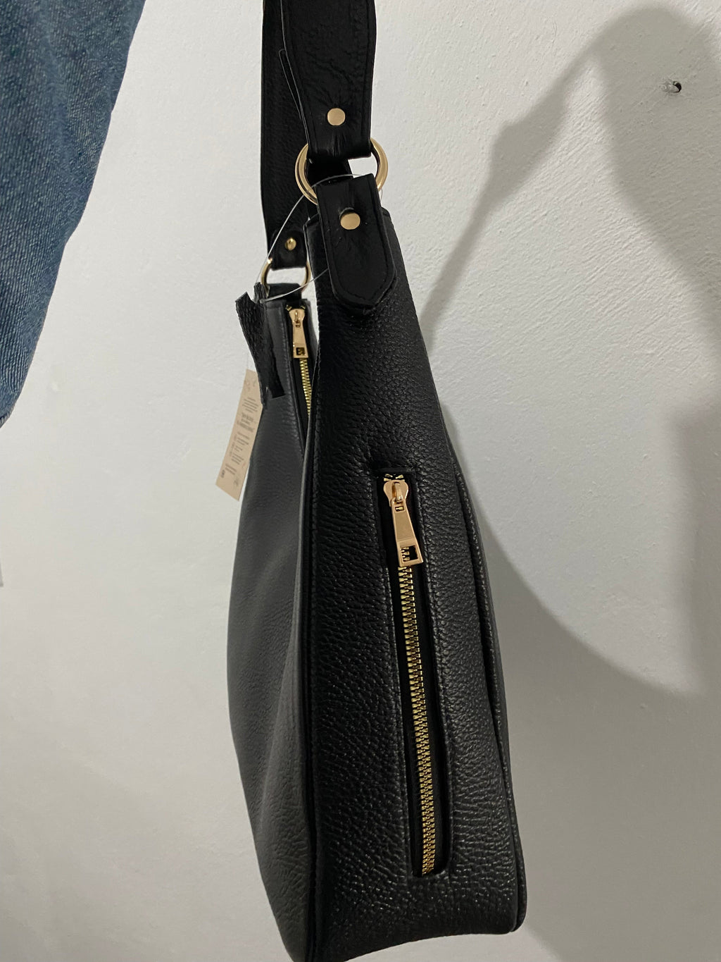 Bolsa Hobo Noir colgada vista lateral con bolsillo cremallera