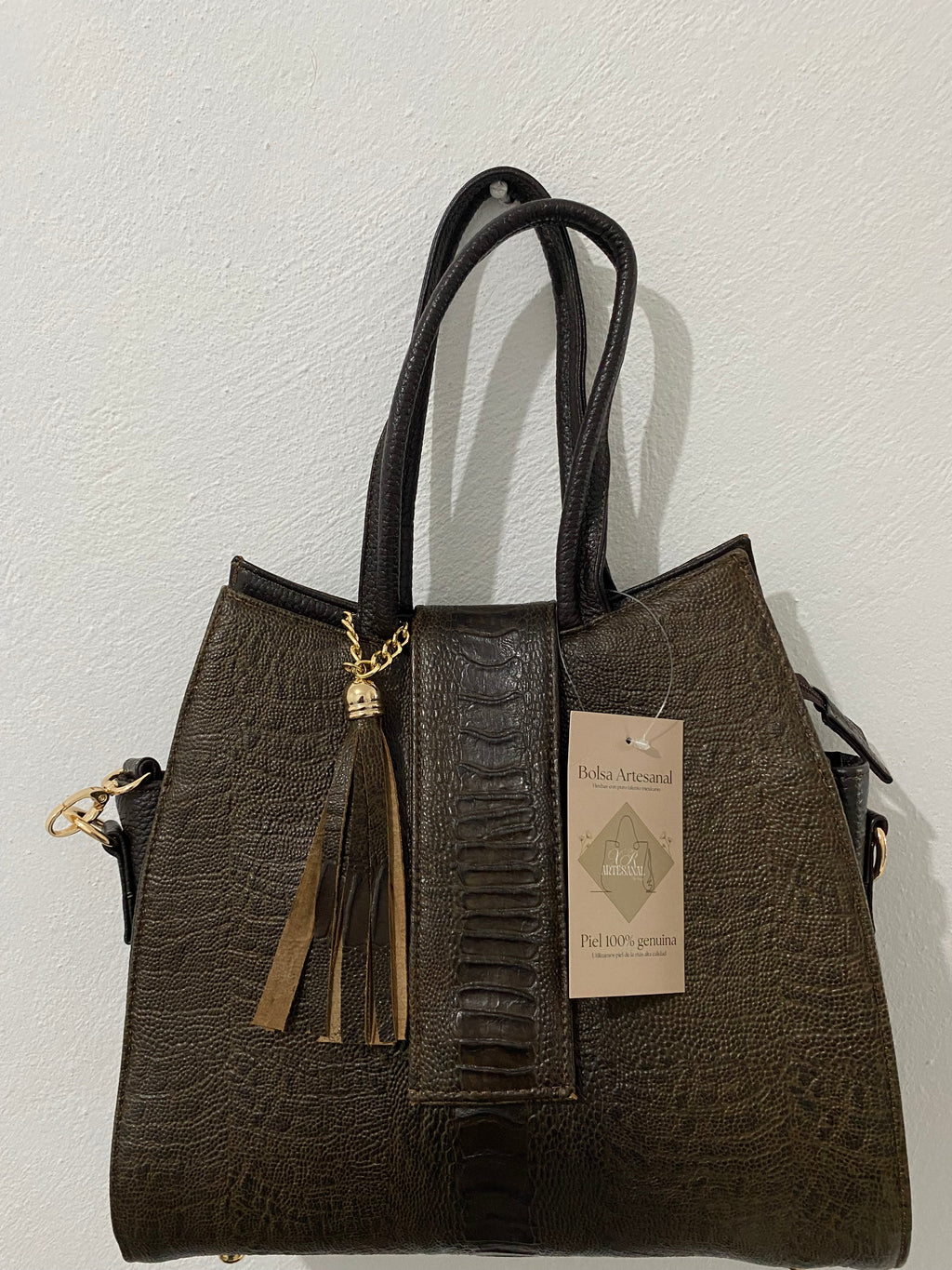 Tote Mixta Café Oscuro colgada vista frontal completa con etiqueta piel genuina y borla