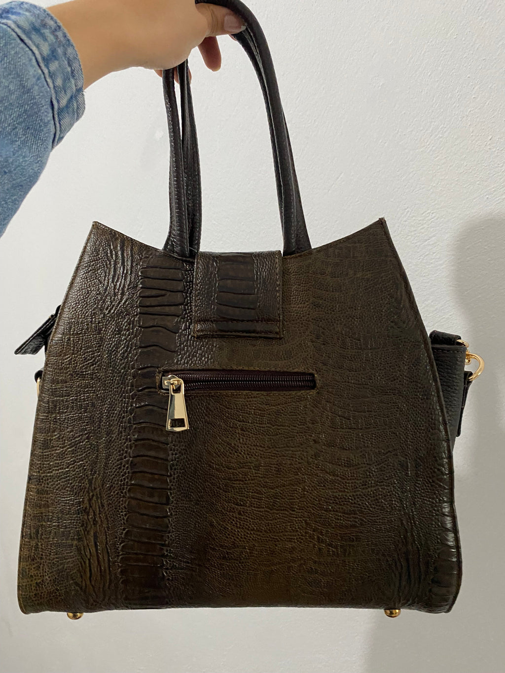 Tote Mixta Café Oscuro vista trasera completa con bolsillo cremallera dorada y franja cocodrilo