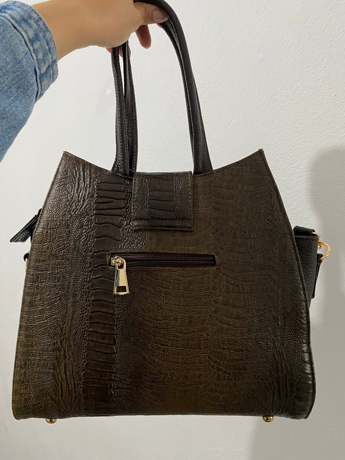 Tote Mixta Café Oscuro vista trasera completa con bolsillo cremallera dorada y franja cocodrilo