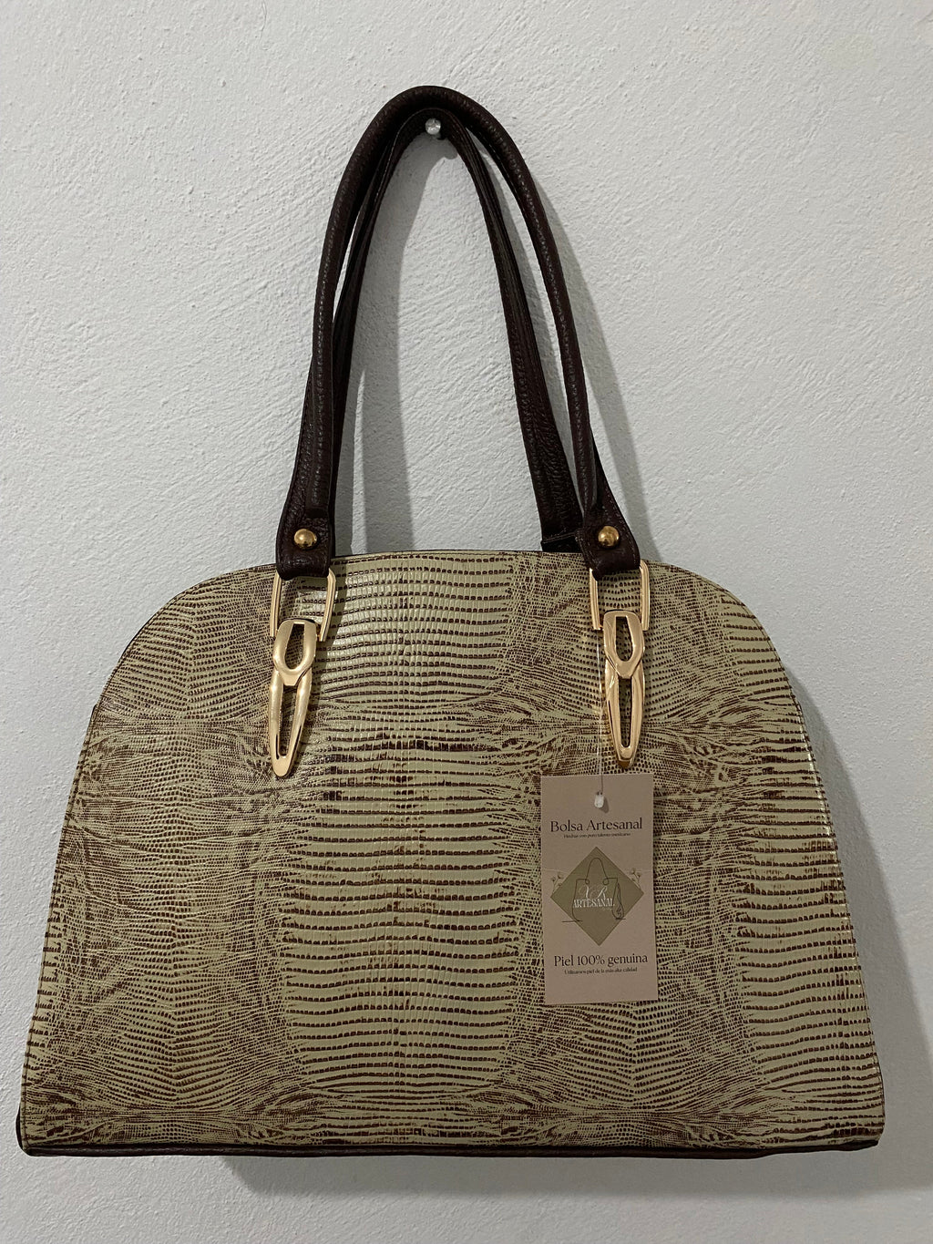 Bolsa Dome Lagarto colgada vista frontal con etiqueta artesanal