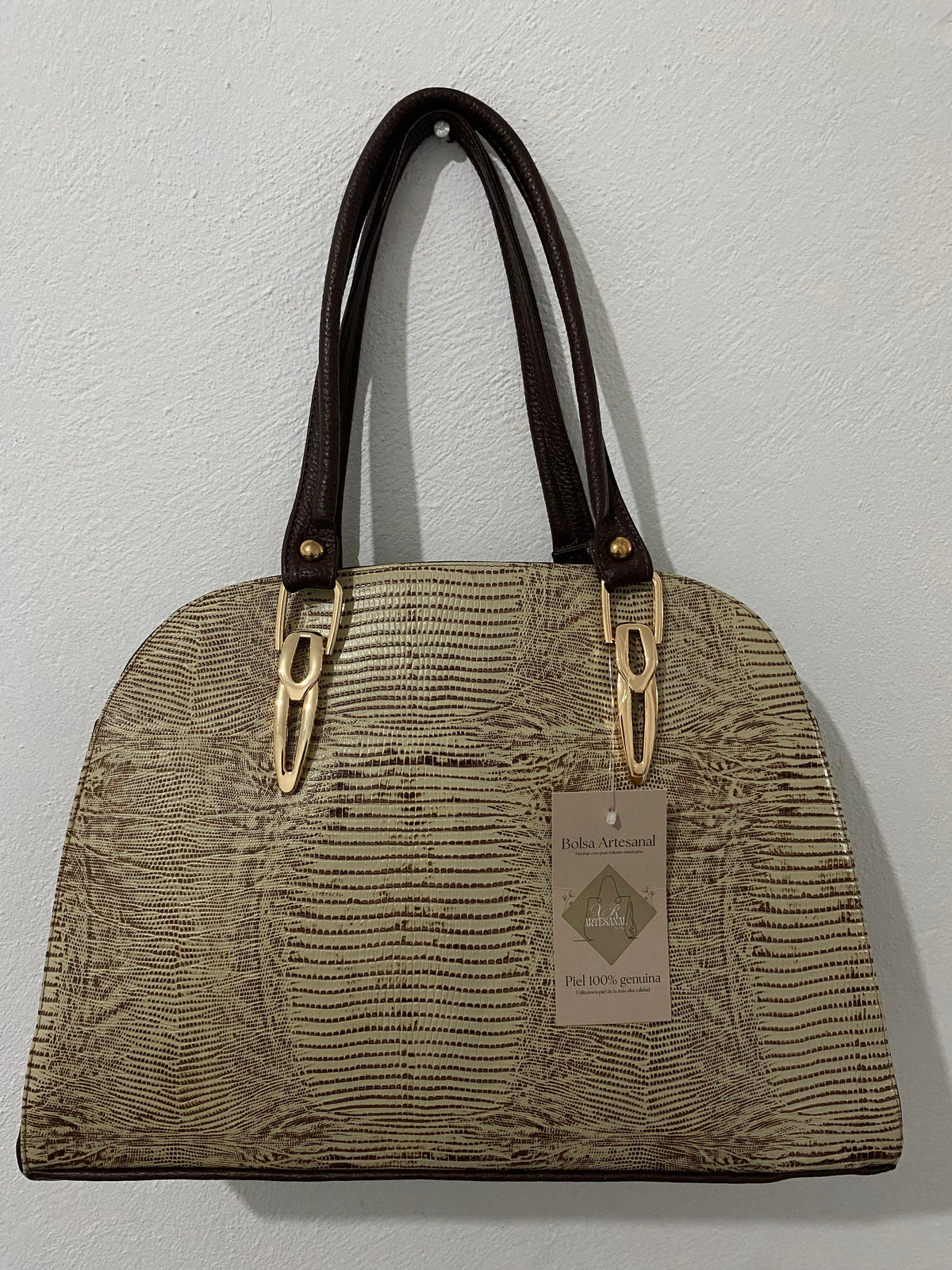 Bolsa Dome Lagarto colgada vista frontal con etiqueta artesanal