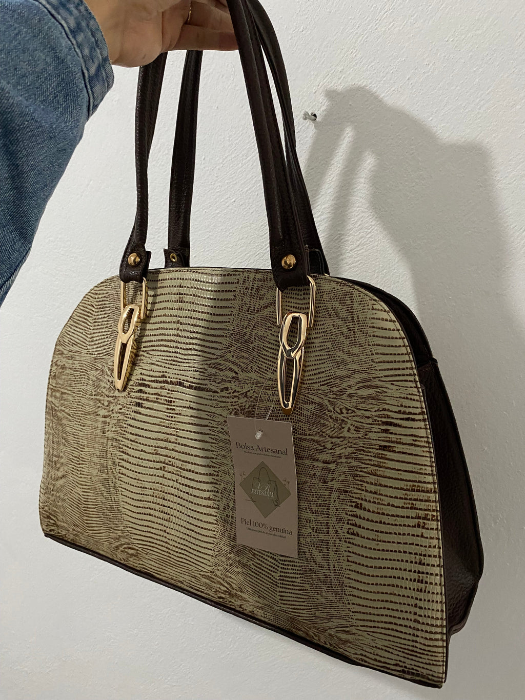 Bolsa Dome Lagarto colgada vista lateral con etiqueta