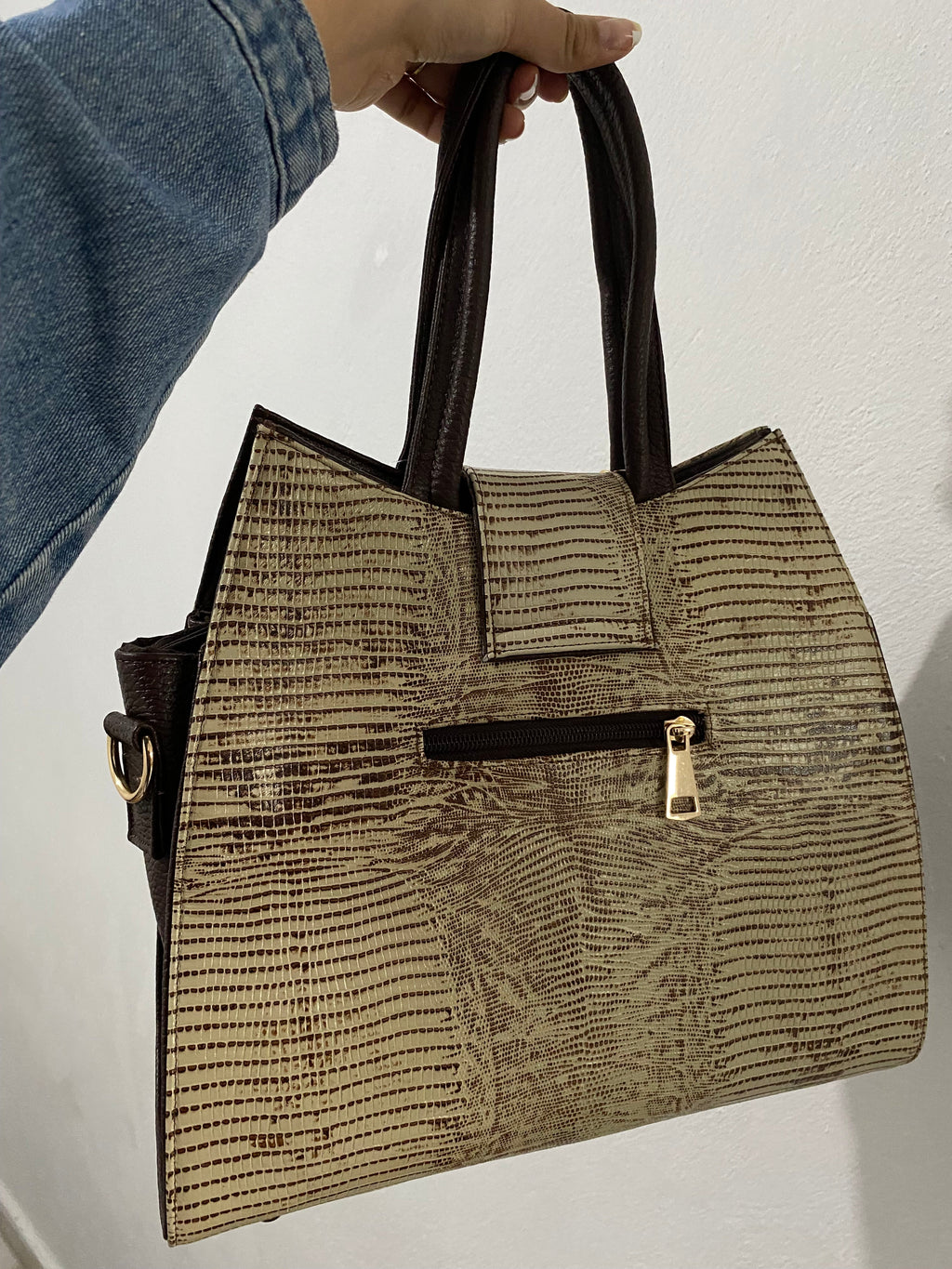 Bolsa Tote Lagarto Dorado vista trasera con bolsillo cremallera