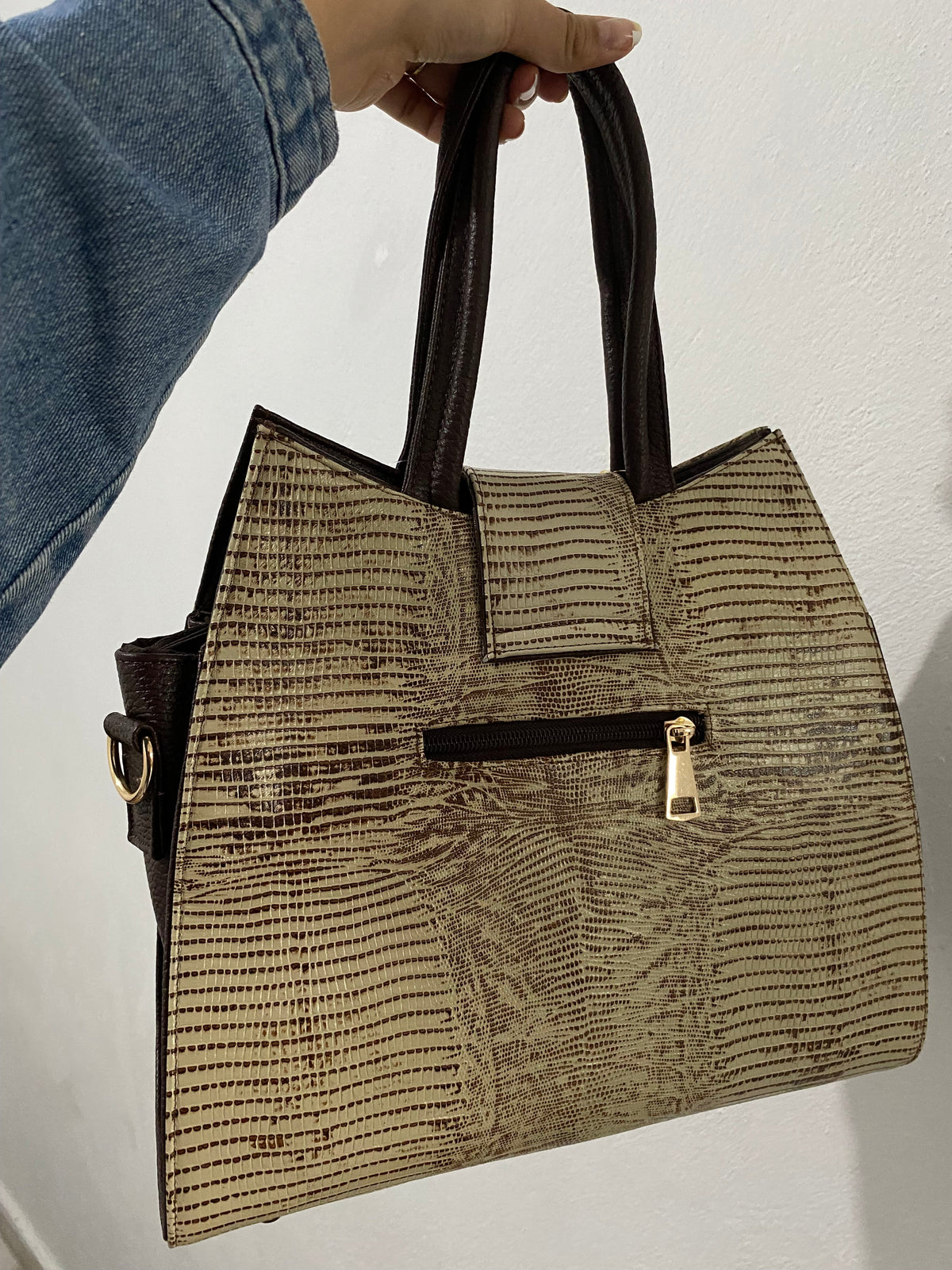 Bolsa Tote Lagarto Dorado vista trasera con bolsillo cremallera