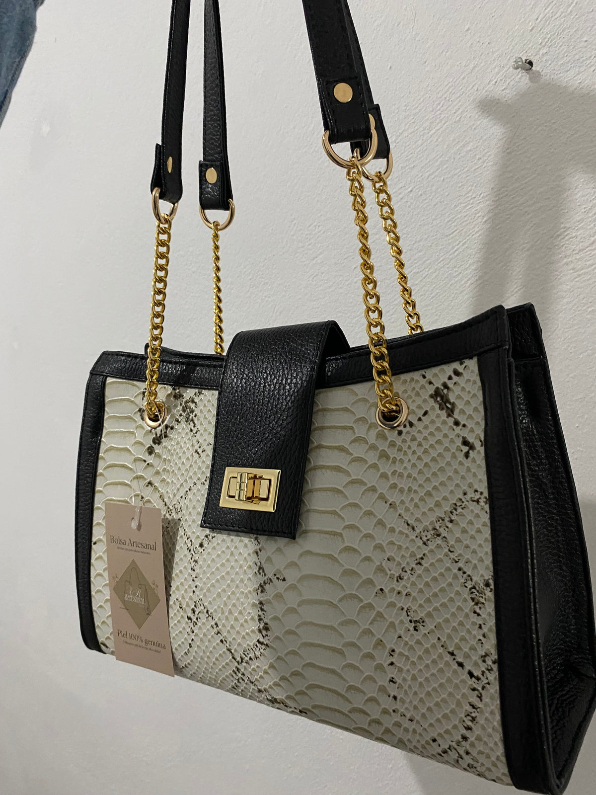 Bolsa Python Noir colgada vista lateral con cadena