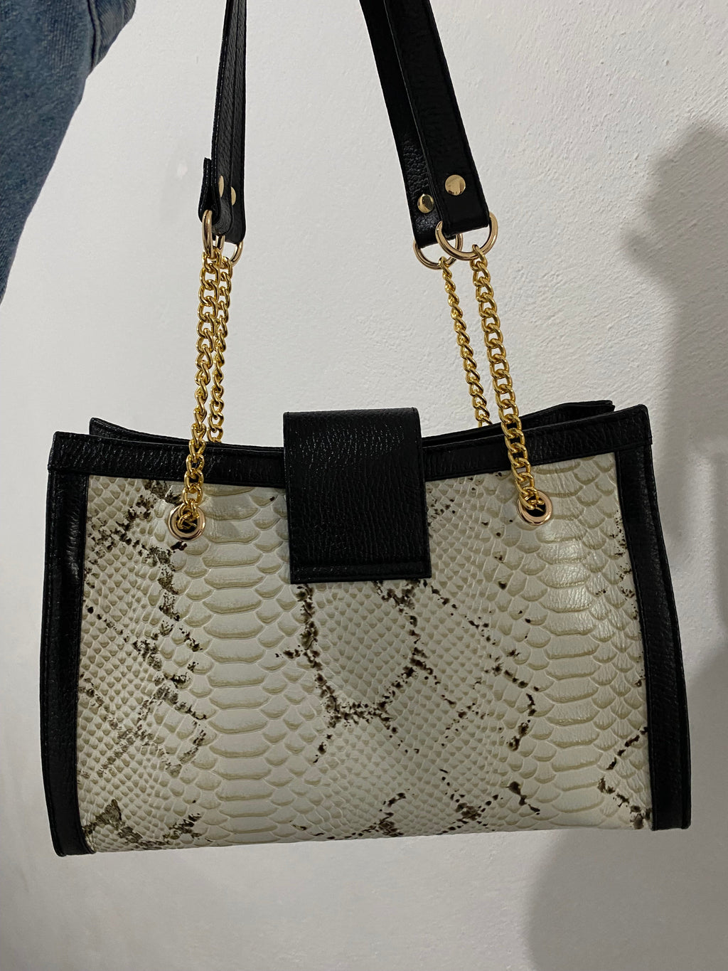 Bolsa Python Noir colgada vista trasera
