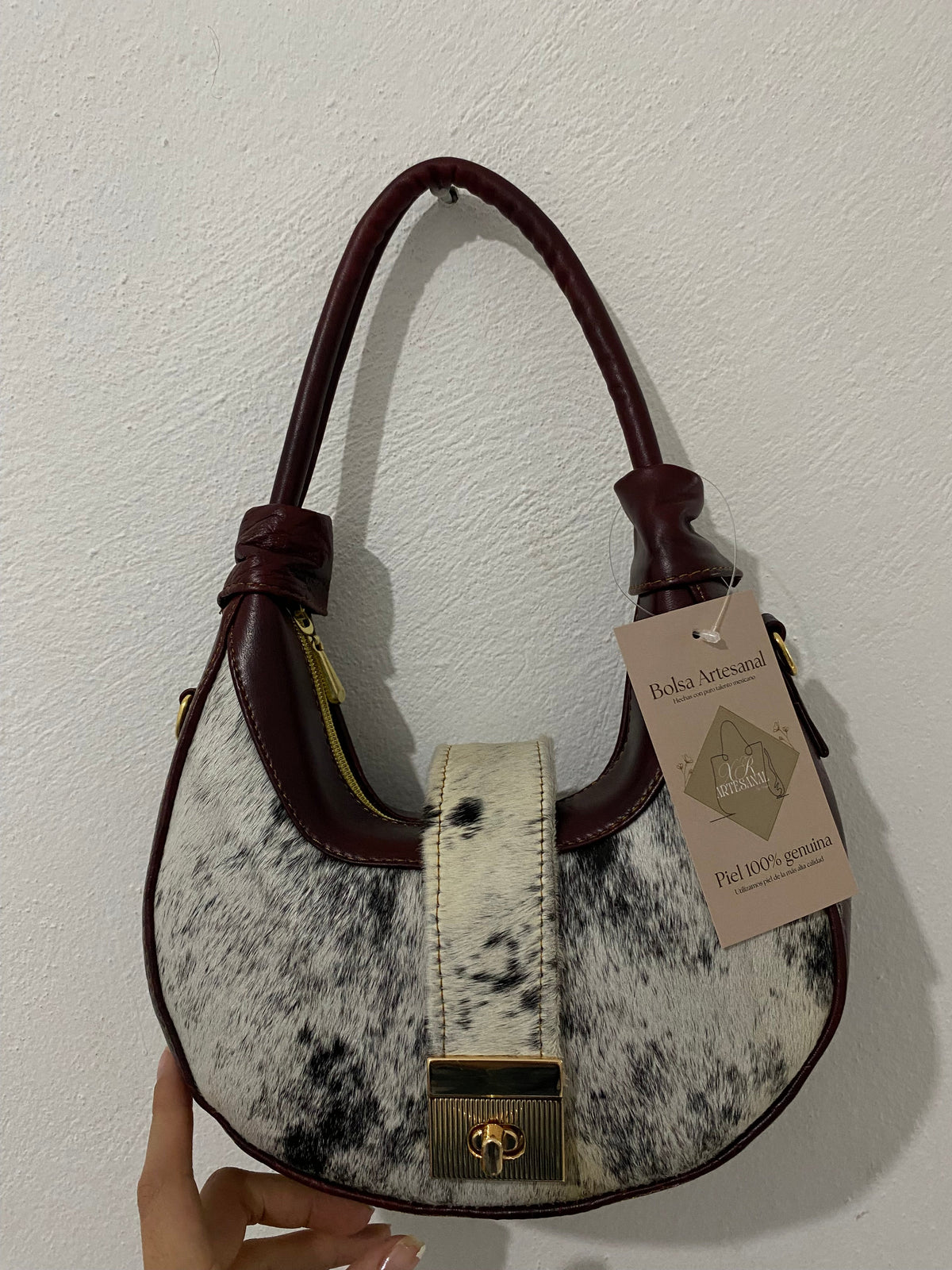 Hobo Luna Pelo de Vaca Vino colgada vista frontal completa con etiqueta piel genuina