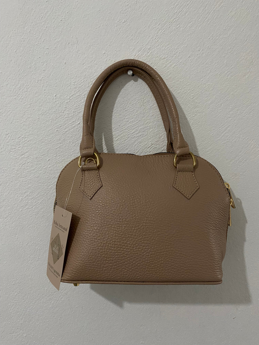 Mini Bolsa Dome Arena colgada con etiqueta artesanal