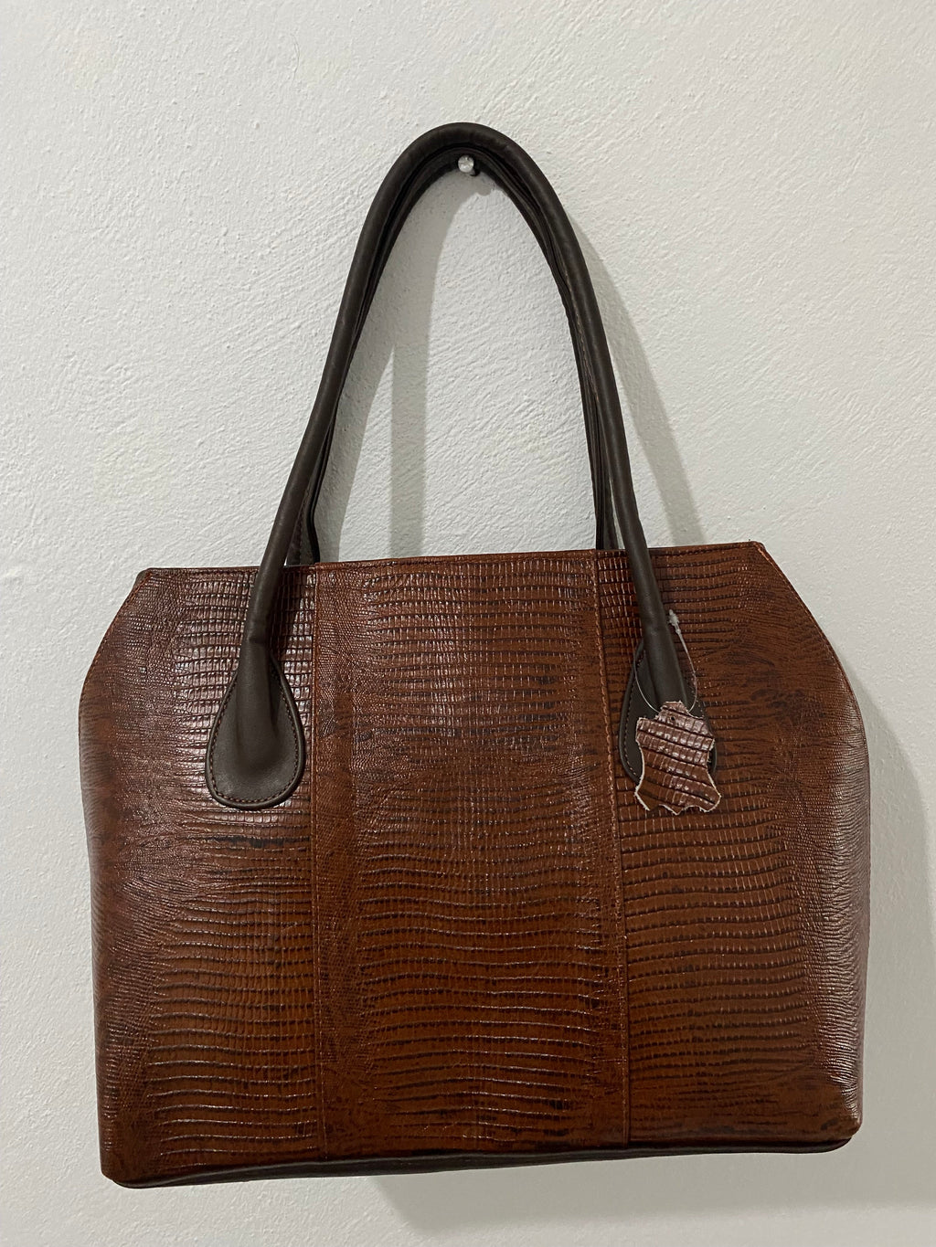 Bolsa Tote Lagarto Cognac colgada vista frontal completa