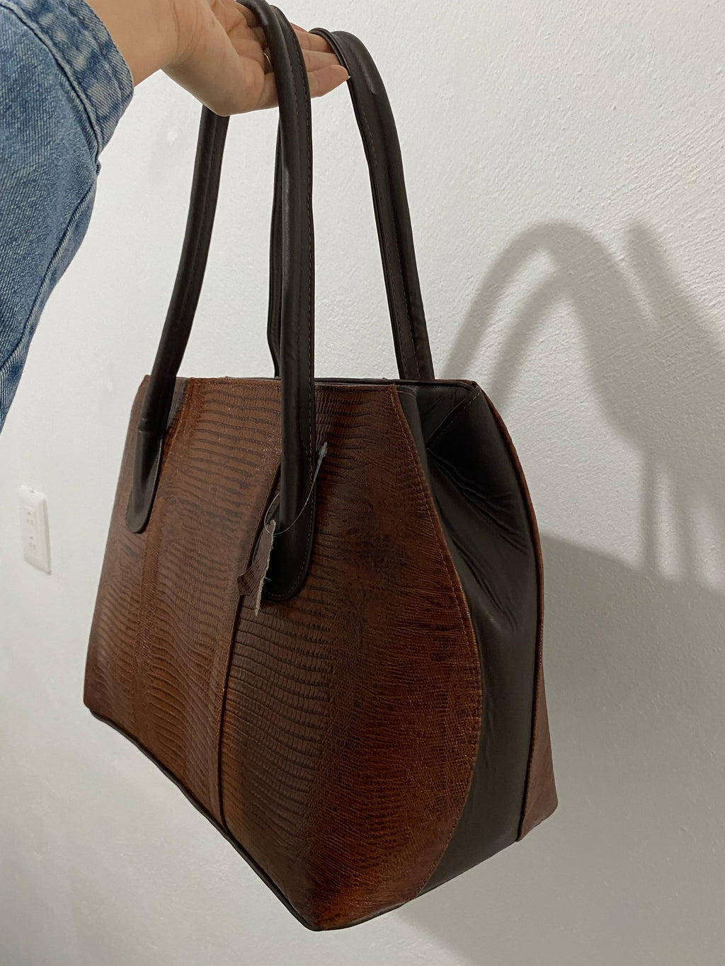 Bolsa Tote Lagarto Cognac vista lateral sostenida