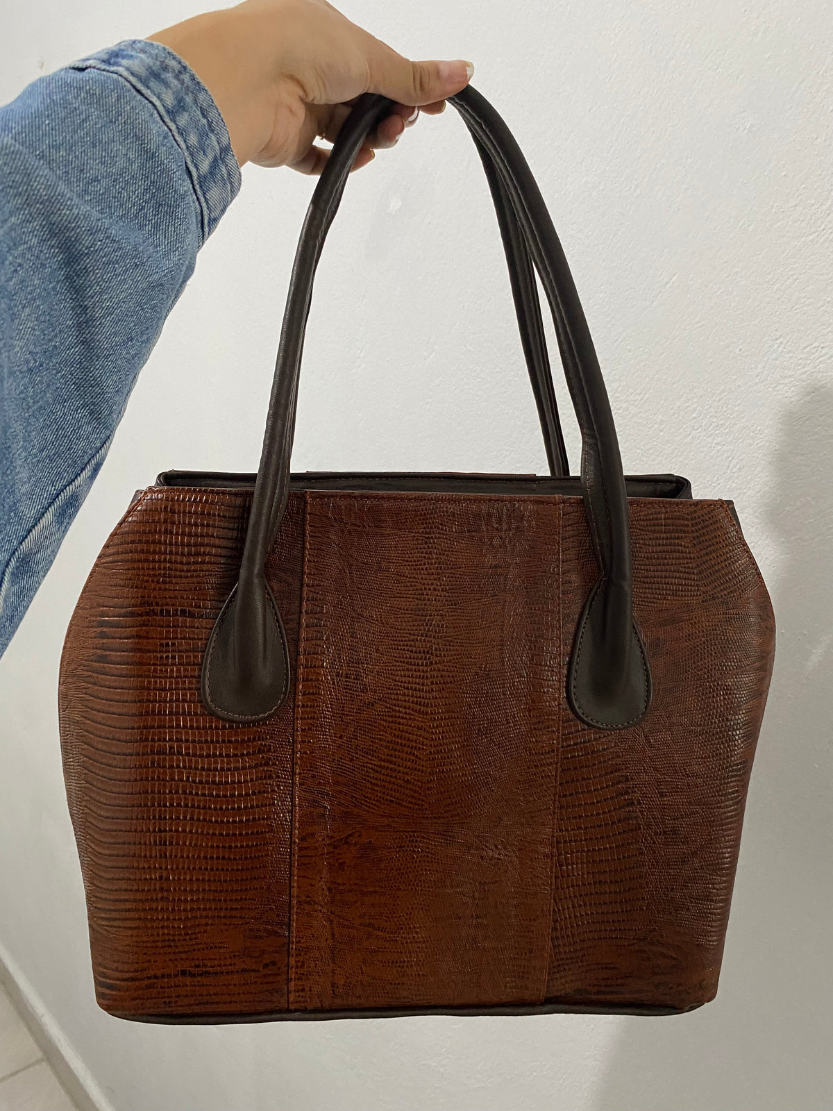 Bolsa Tote Lagarto Cognac vista frontal sostenida con mano
